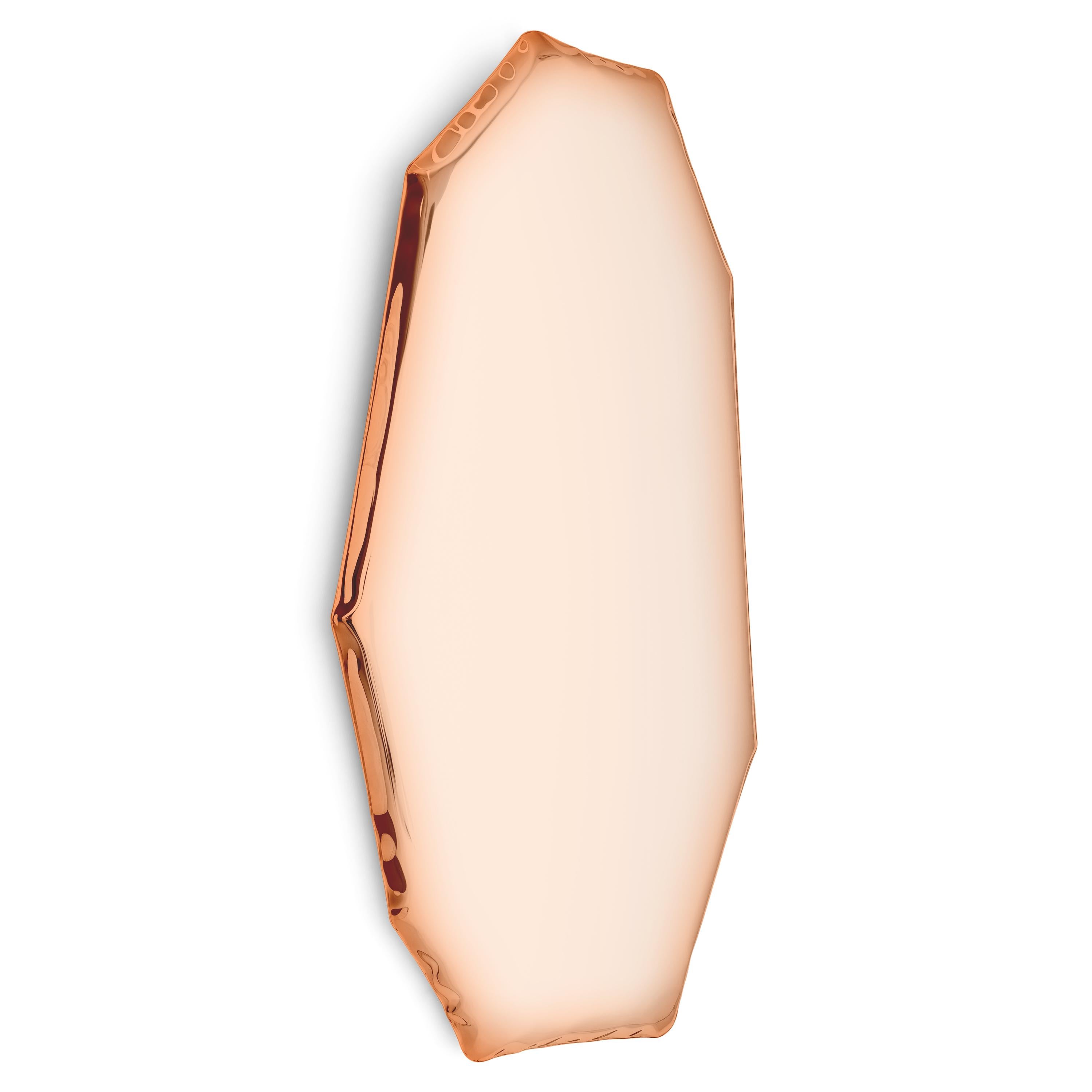 Espejo de pared escultórico Tafla C3 en oro rosa de Zieta
Dimensiones: P 6 x An 67 x Al 124 cm 
Material: Acero inoxidable. 
Acabado: Oro rosa. 
Disponible en acabados: Acero inoxidable, azul espacial profundo, esmeralda, zafiro, zafiro/esmeralda,