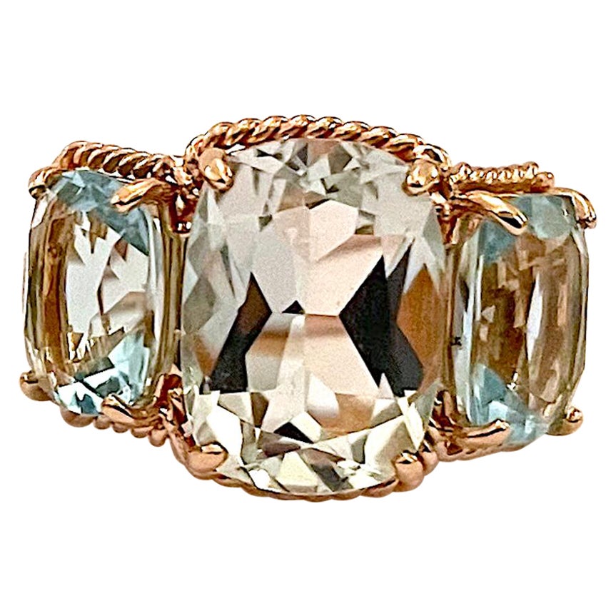 Anello in oro rosa con tre pietre, ametista verde e topazio blu, con bordo a spirale in vendita