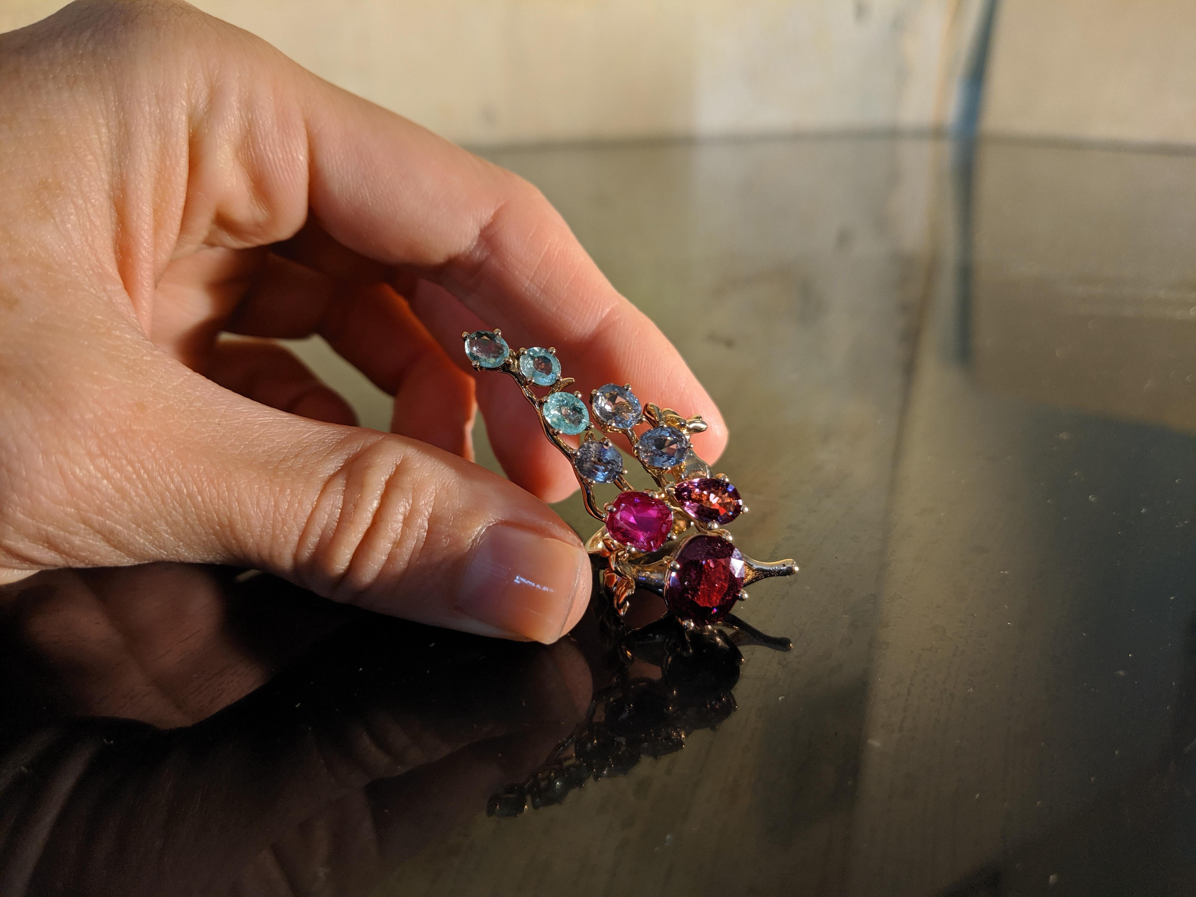 Ce collier pendentif Tobacco Flower est un chef-d'œuvre contemporain réalisé en or rose 18 carats et orné d'une étonnante gamme de pierres précieuses. La pièce maîtresse est un rubis ovale certifié GRS Pigeon's Blood Red de Birmanie (0,98 ct),