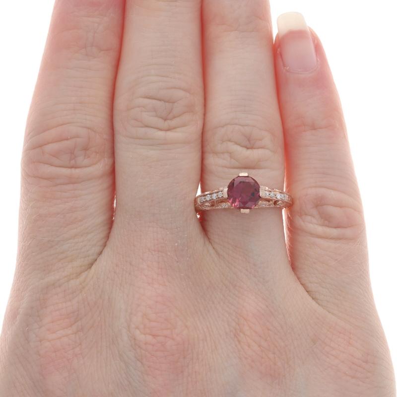 Taglio rotondo Anello in oro rosa con tormalina e diamanti - 10k Round 1.23ctw Etched Milgrain in vendita