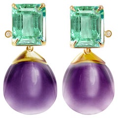 Clous d'oreilles pendantes en or rose avec émeraudes vertes et diamants