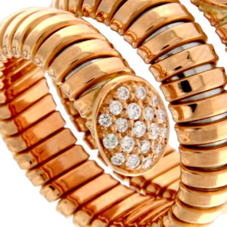 Tubogas ring 3 laps rose gold with brilliants. Brilliants ct.0.32 gold gr.9

Long strands of gold or silver are crafted from slabs woven together to give the tubular shape we know, suitable for every moment, perfect for every style.

Tubogas mesh