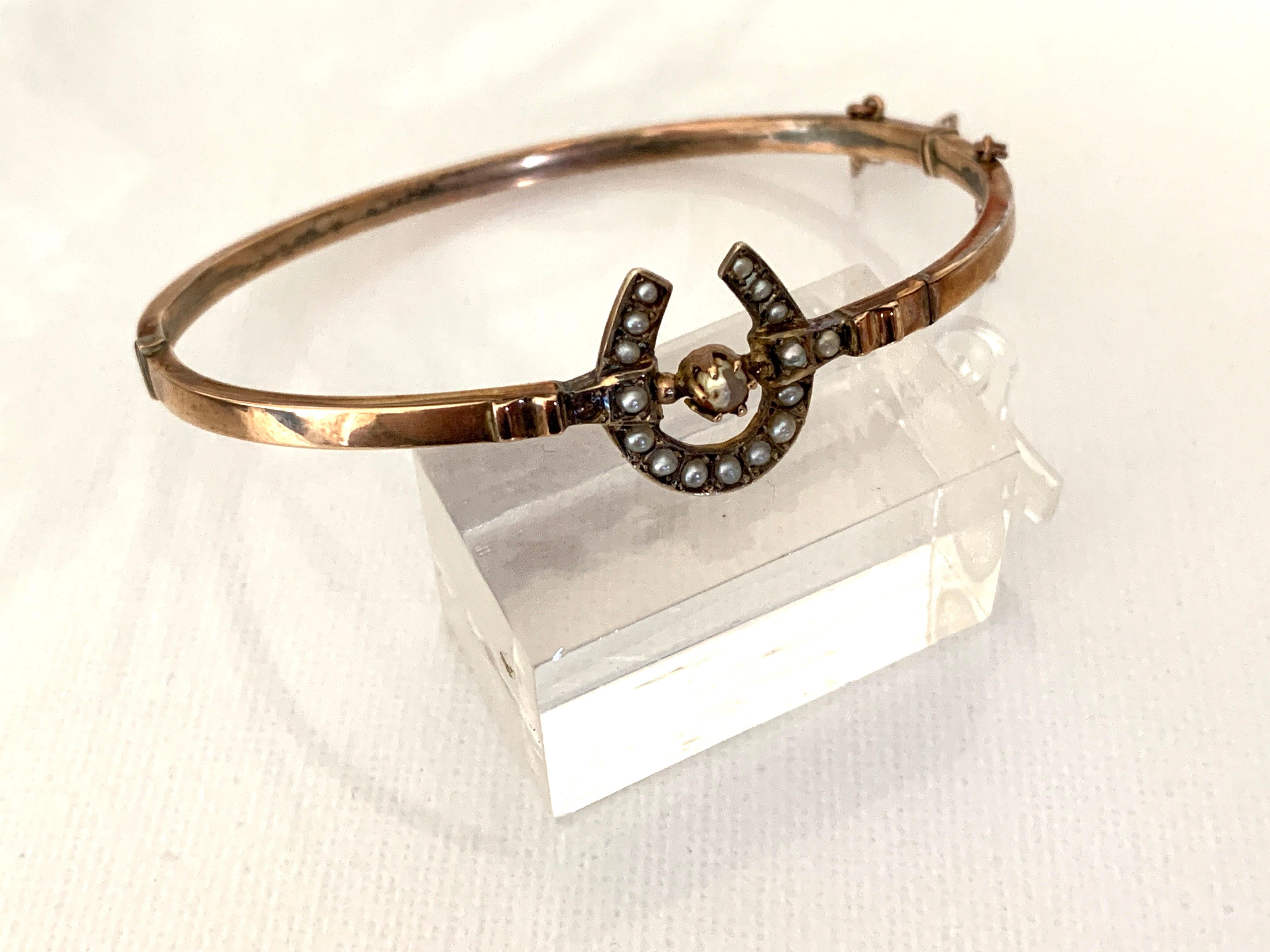 Magnifique
Bracelet ancien en or rose et blanc
Circa 1880s
Estampillé 9ct - au verso du fer à cheval
défauts -
chaîne de sécurité rompue
l'écaillage de la surface des fausses perles
& l'intérieur de la bande s'affiche en noir.à souder

le bracelet