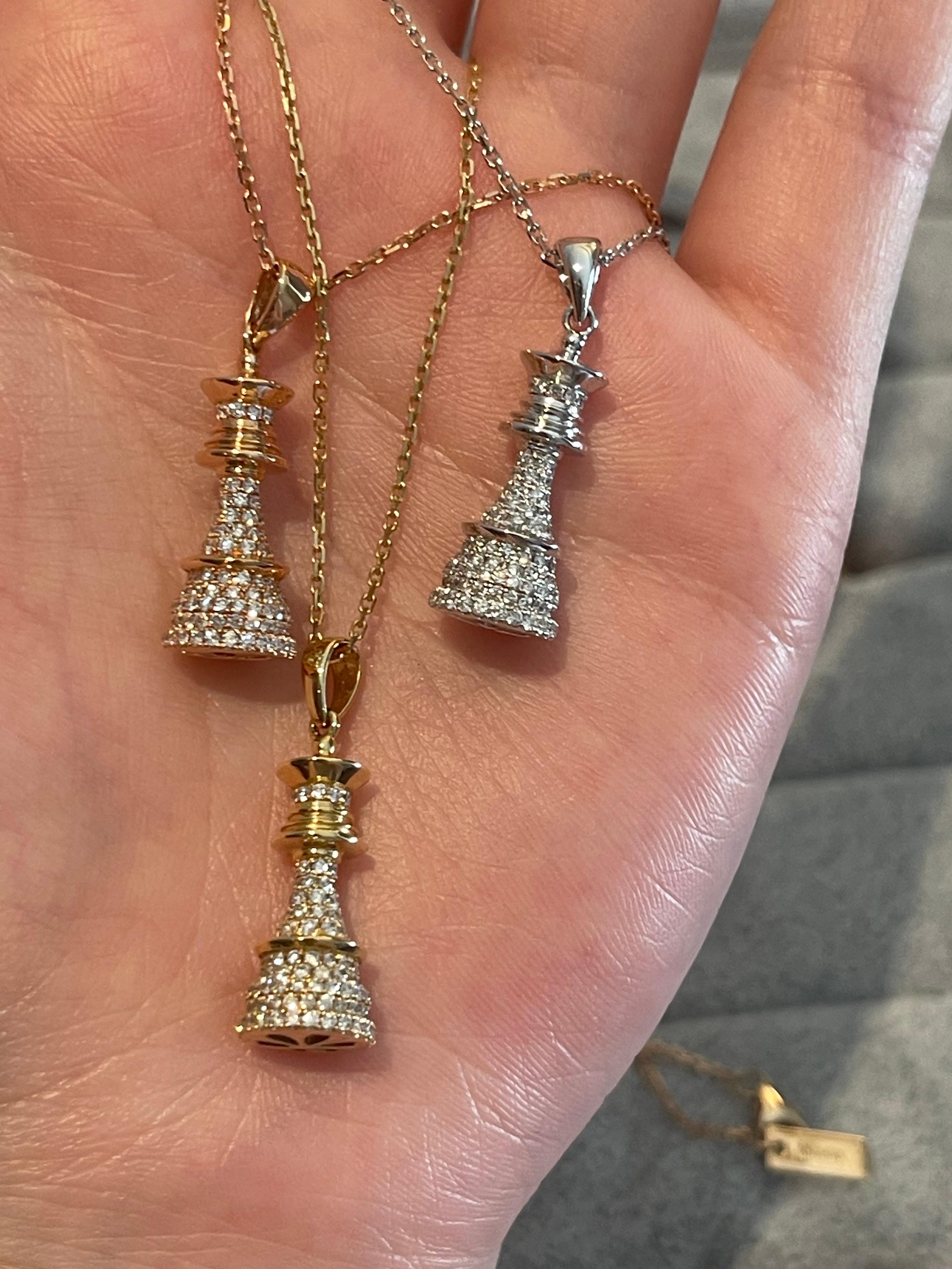 Collana con ciondolo Regina degli Scacchi in oro rosa e diamanti bianchi 
Ti presentiamo la collana Queen Power - Scacchi in oro rosa e diamanti bianchi della Collectional. Realizzato a mano in oro rosa 18 carati, questo affascinante pezzo incarna