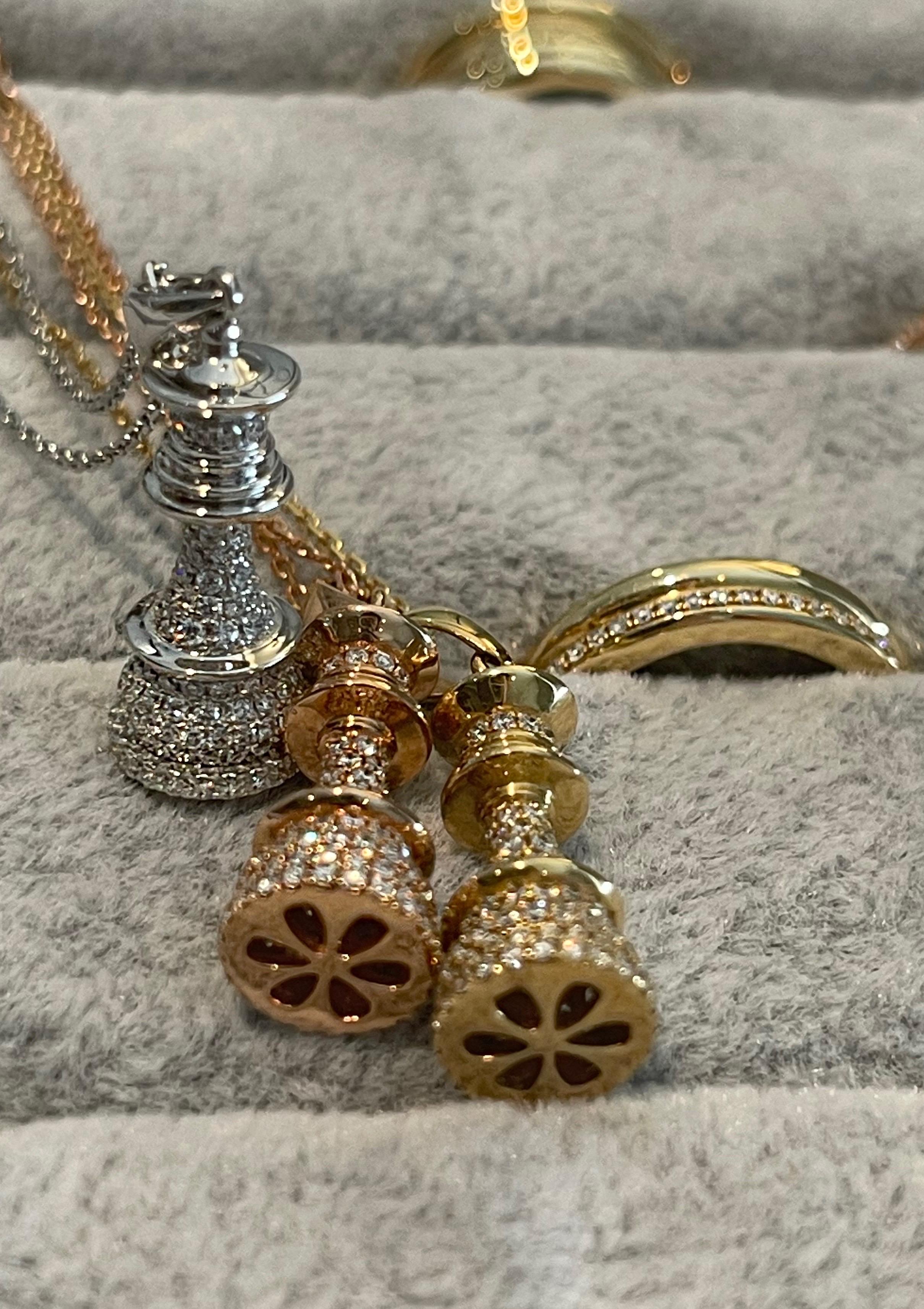 Taglio rotondo Collana con ciondolo Regina degli Scacchi in oro rosa e diamanti bianchi in vendita