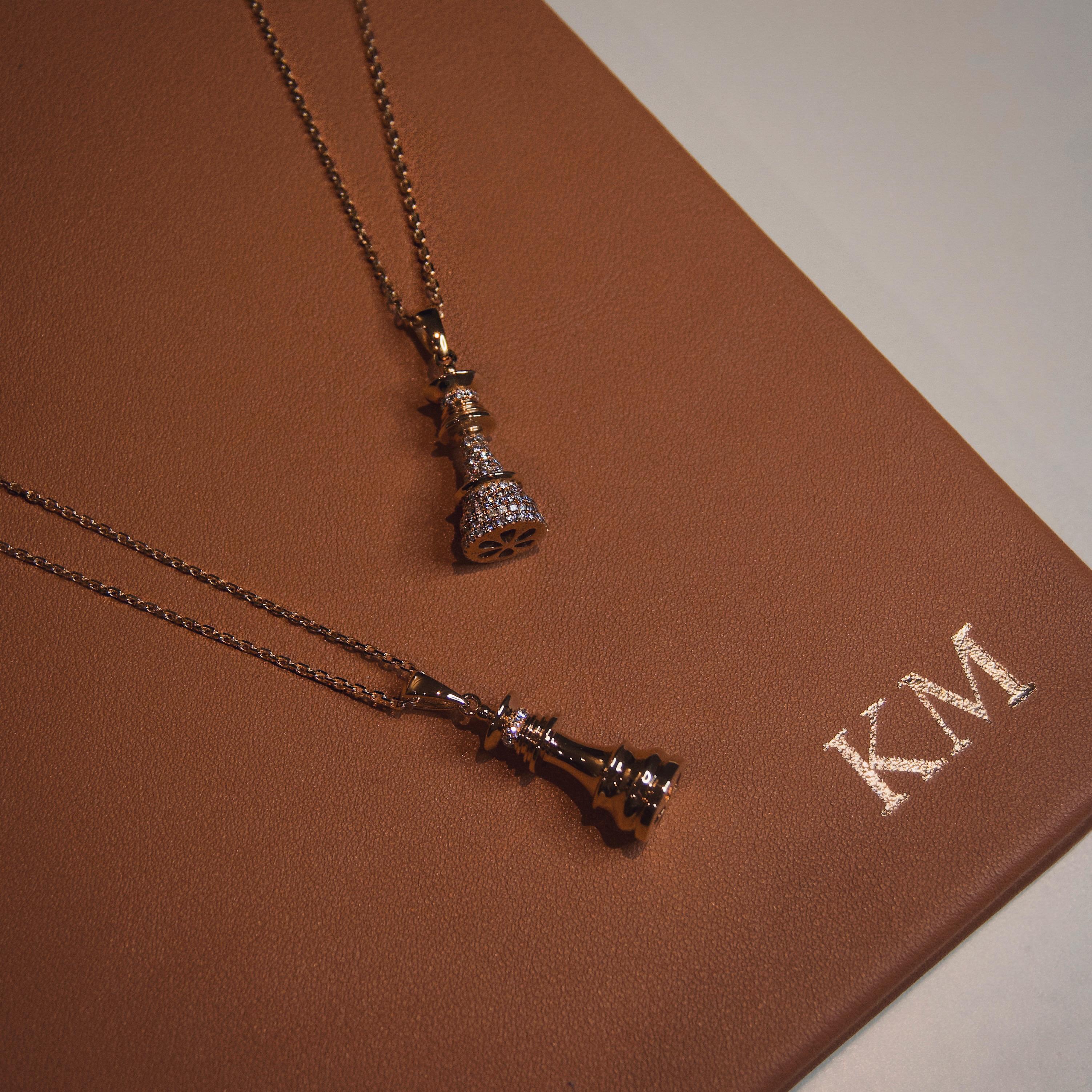 Donna Collana con ciondolo Regina degli Scacchi in oro rosa e diamanti bianchi in vendita