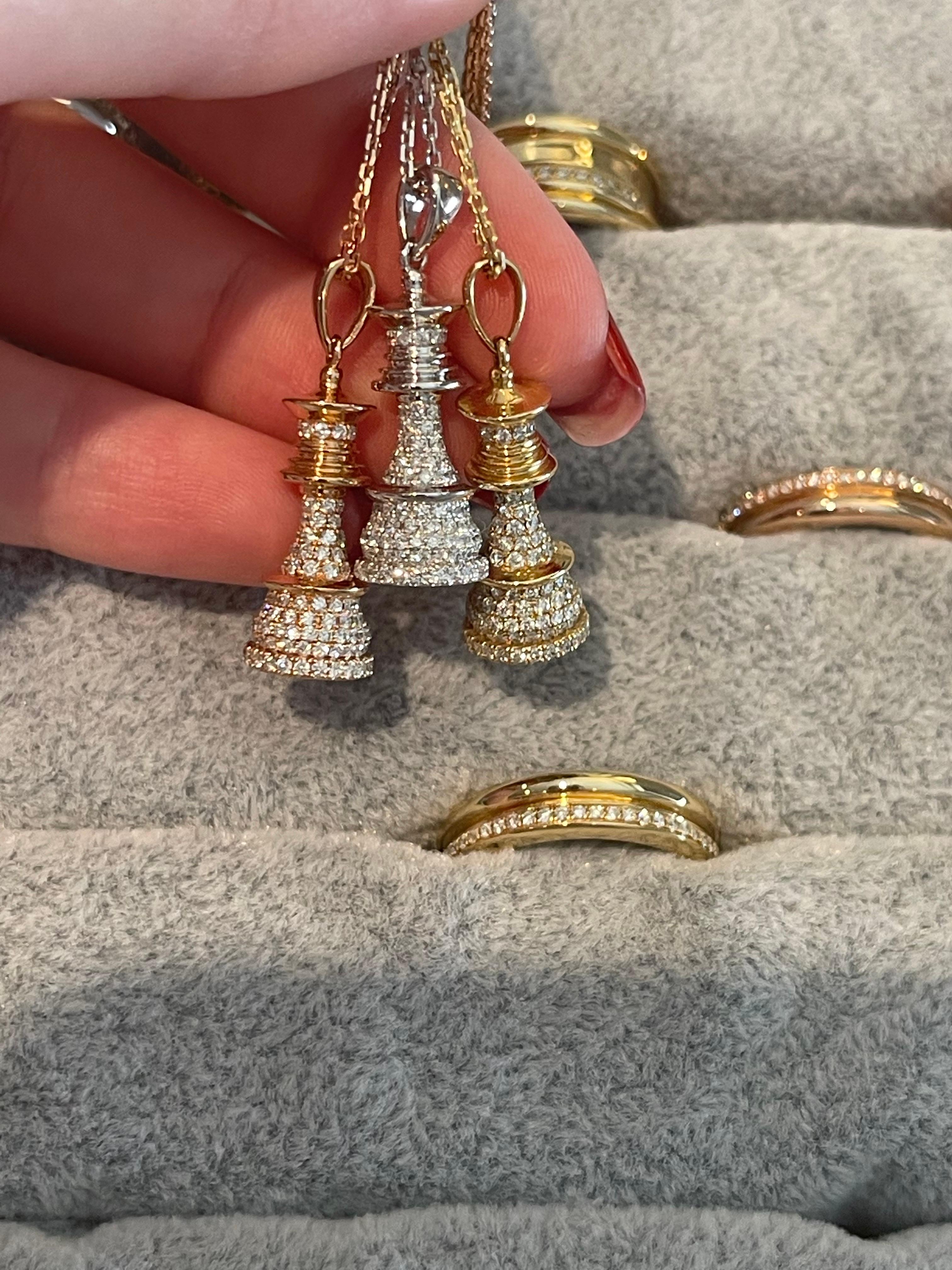 Collana con ciondolo Regina degli Scacchi in oro rosa e diamanti bianchi in vendita 1