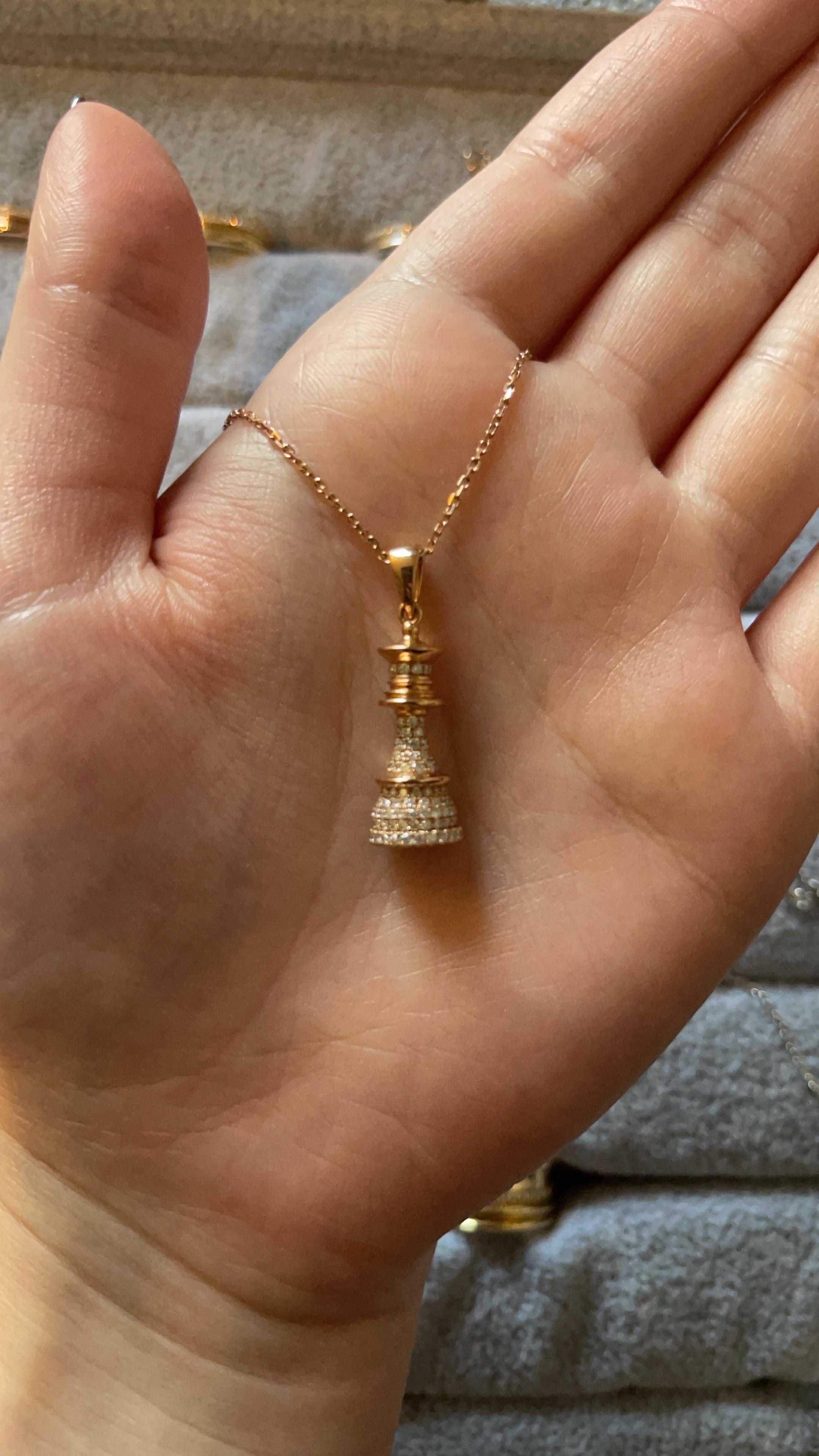 Collana con ciondolo Regina degli Scacchi in oro rosa e diamanti bianchi in vendita 2