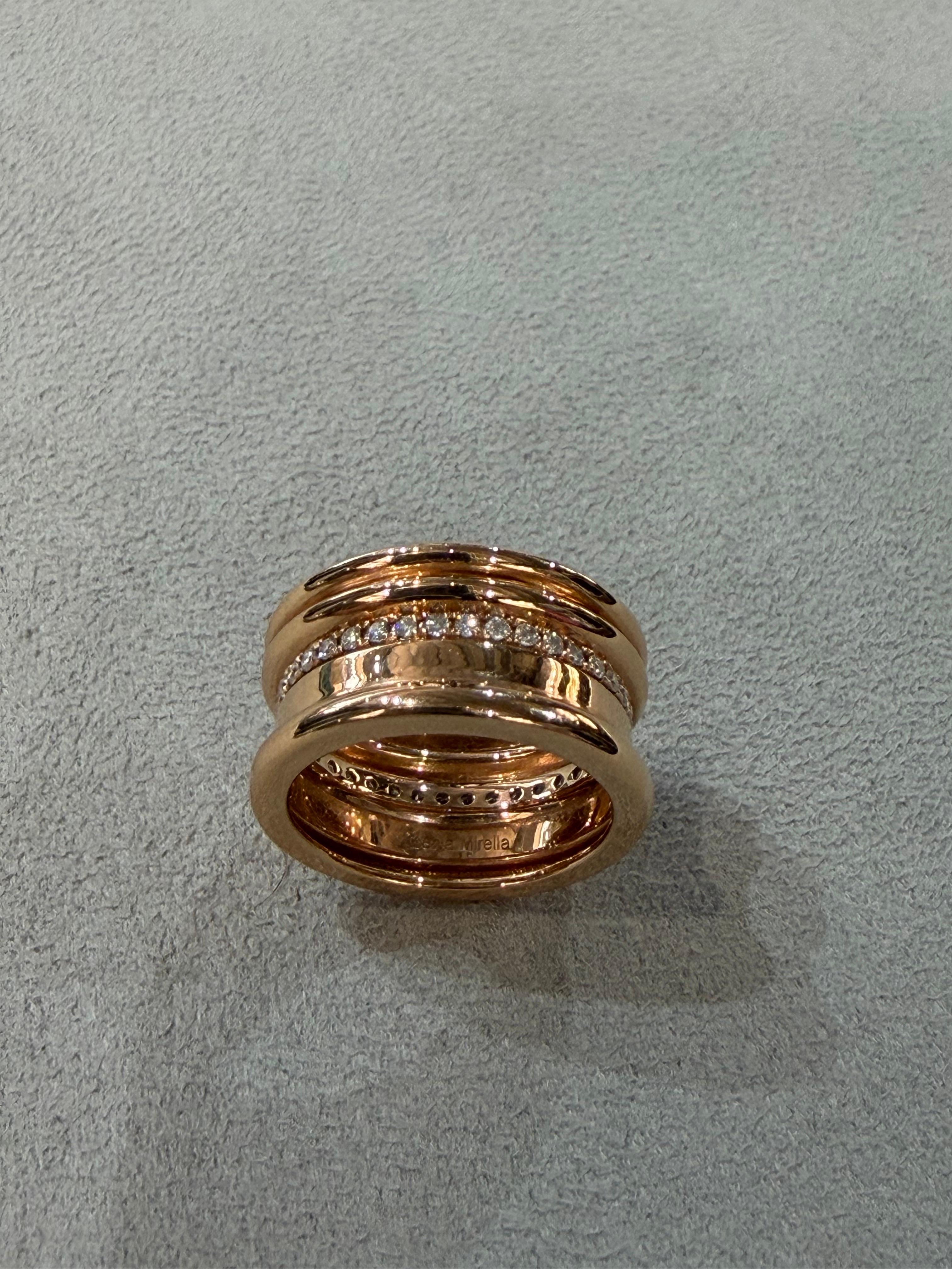 Regina - Anello con diamante bianco in oro rosa

Benvenuto a Ksenia Mirella House, dove ci dedichiamo alla creazione di gioielli d'impatto. Ti presentiamo Regina, un anello straordinario della nostra iconica collezione Queen. Questo squisito anello