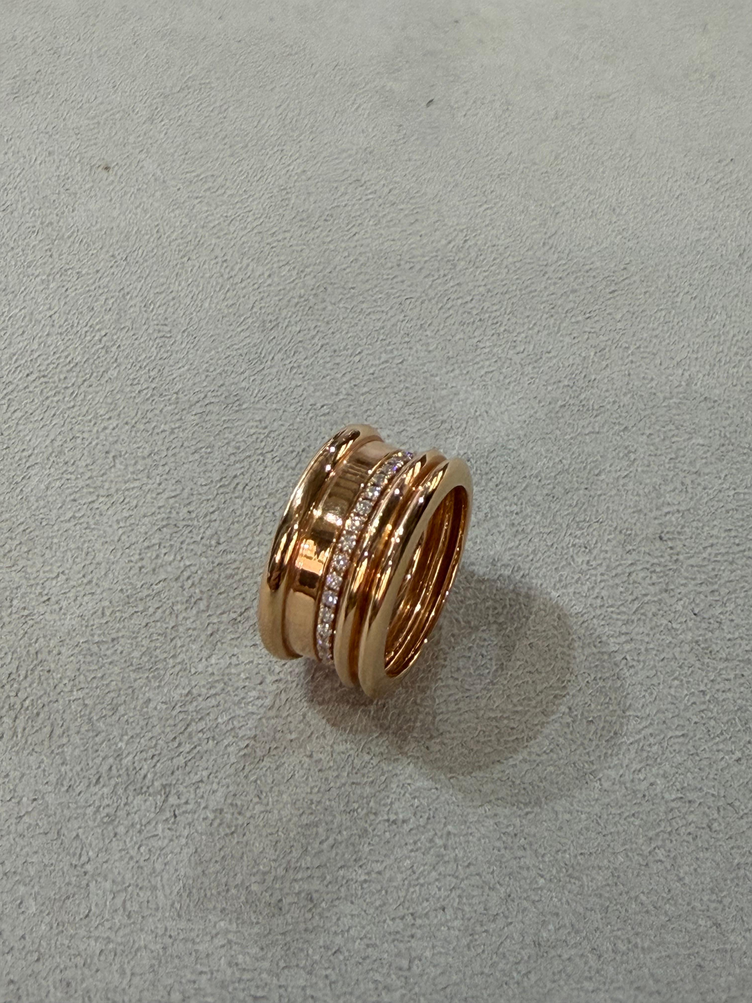 Taglio rotondo Anello a fascia larga in oro rosa e diamanti bianchi in vendita