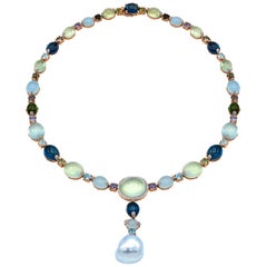 Halskette aus Roségold mit Edelsteinen und einer Barock-Südseeperlenkette