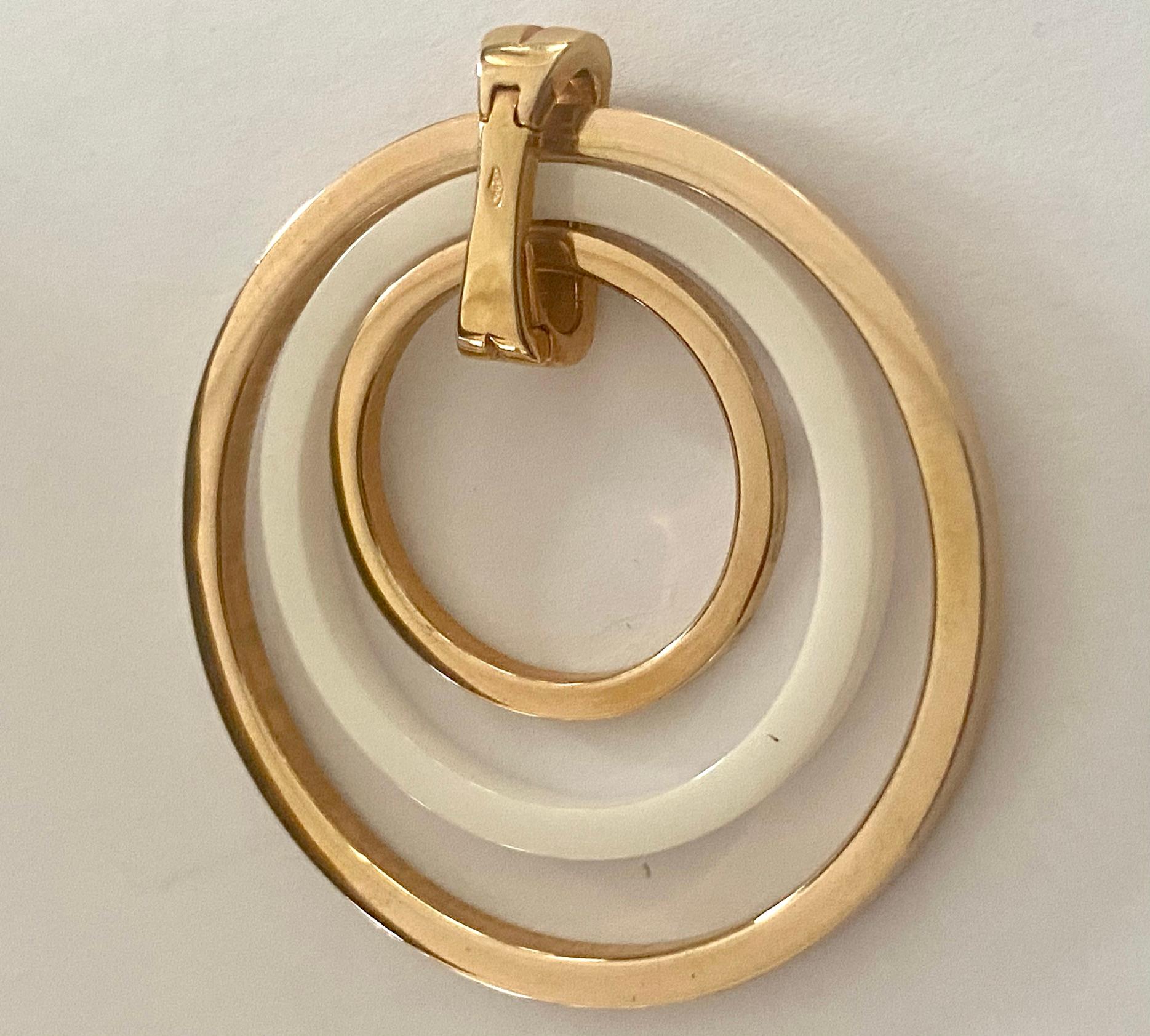 Rose Gold with White Ceramic Ring Pendant, White Silk Necklace with Gold Clasp In New Condition For Sale In Heerlen, NL