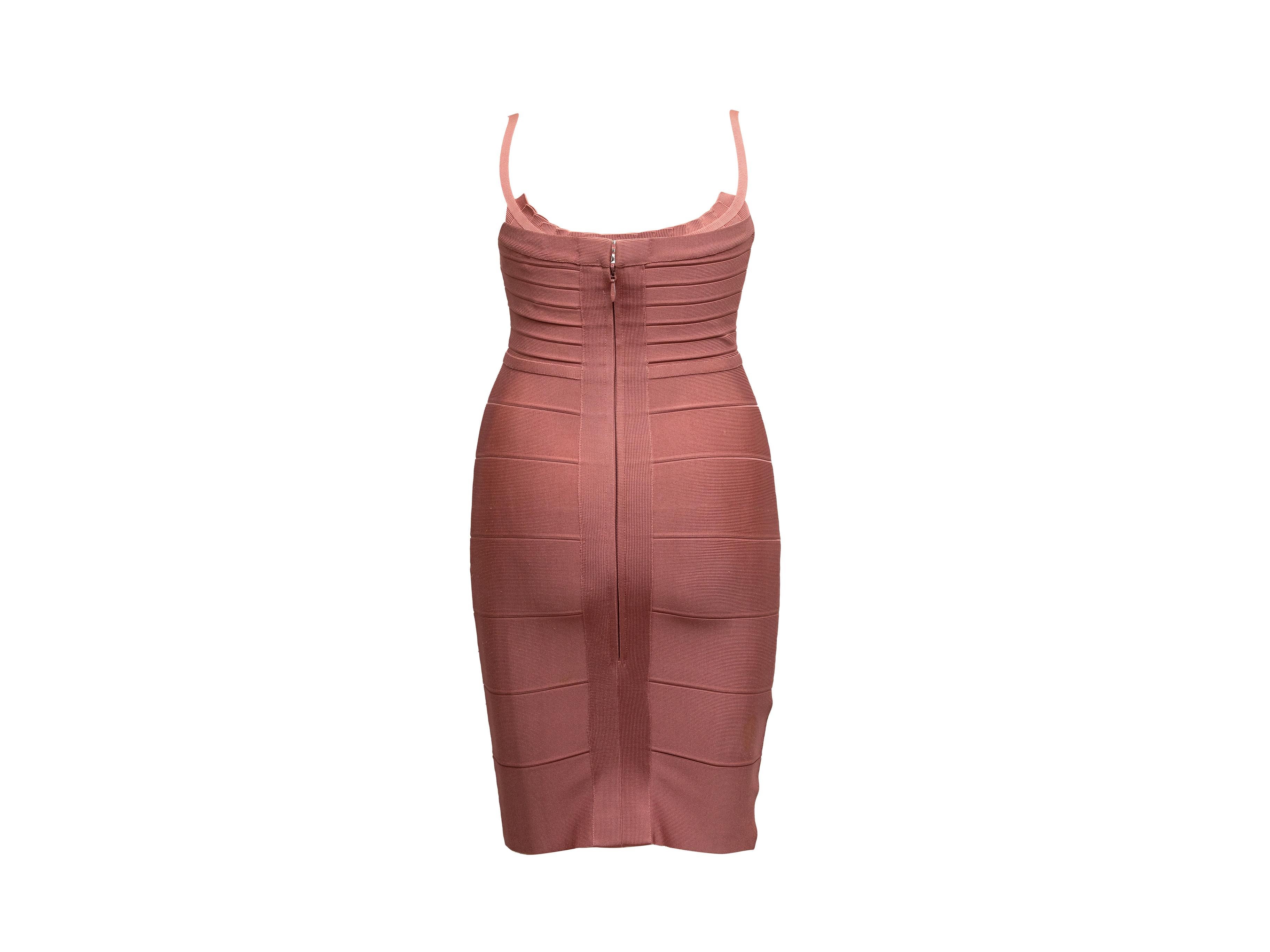 Robe bandage sans manches rose de Herve Leger. Encolure dégagée. Fermeture à glissière au dos. Poitrine 26