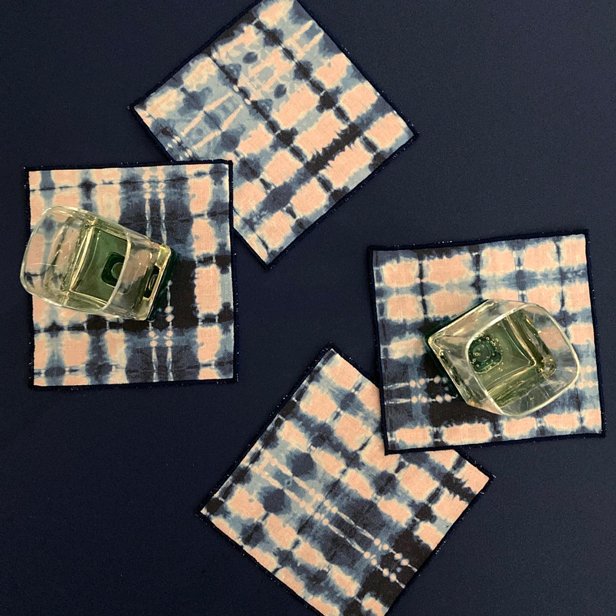 Moderne Serviettes de table ondulées Rose & Indigo, lot de quatre en vente