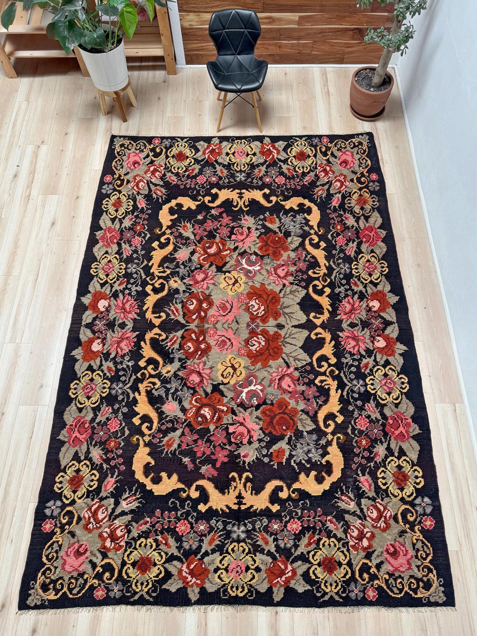 Romantic Rose Kilim • Vintage European Flatweave Wool Rug • 7′8″×11′4″ • 1950s Moldova For Sale