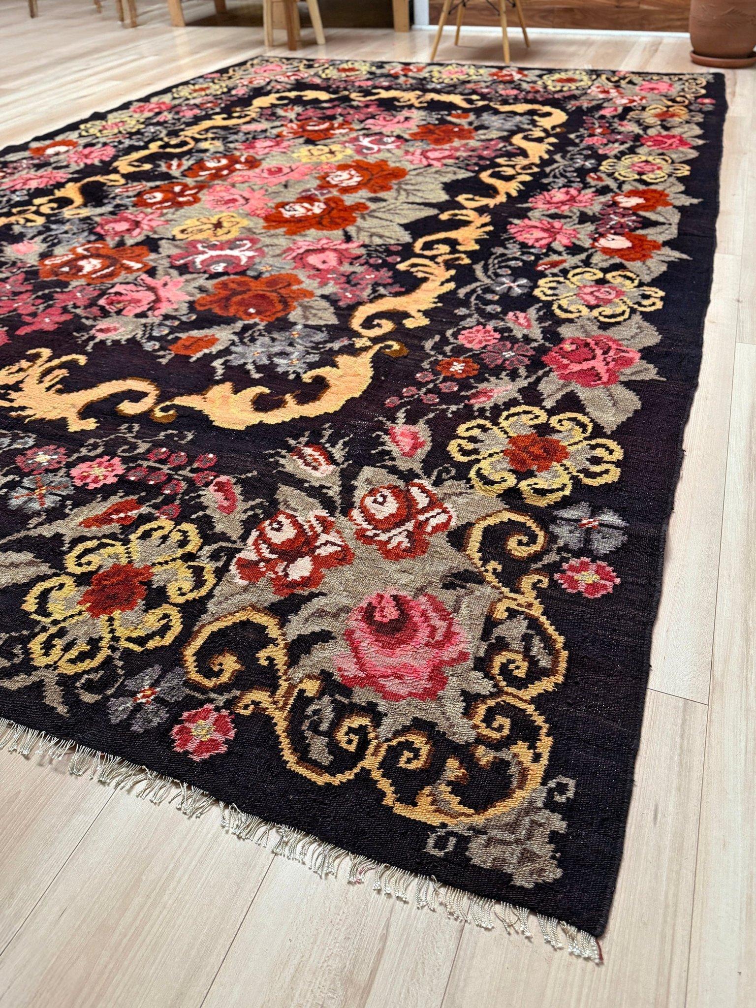 Rose Kilim • Vintage European Flatweave Wool Rug • 7′8″×11′4″ • 1950s Moldova For Sale 1