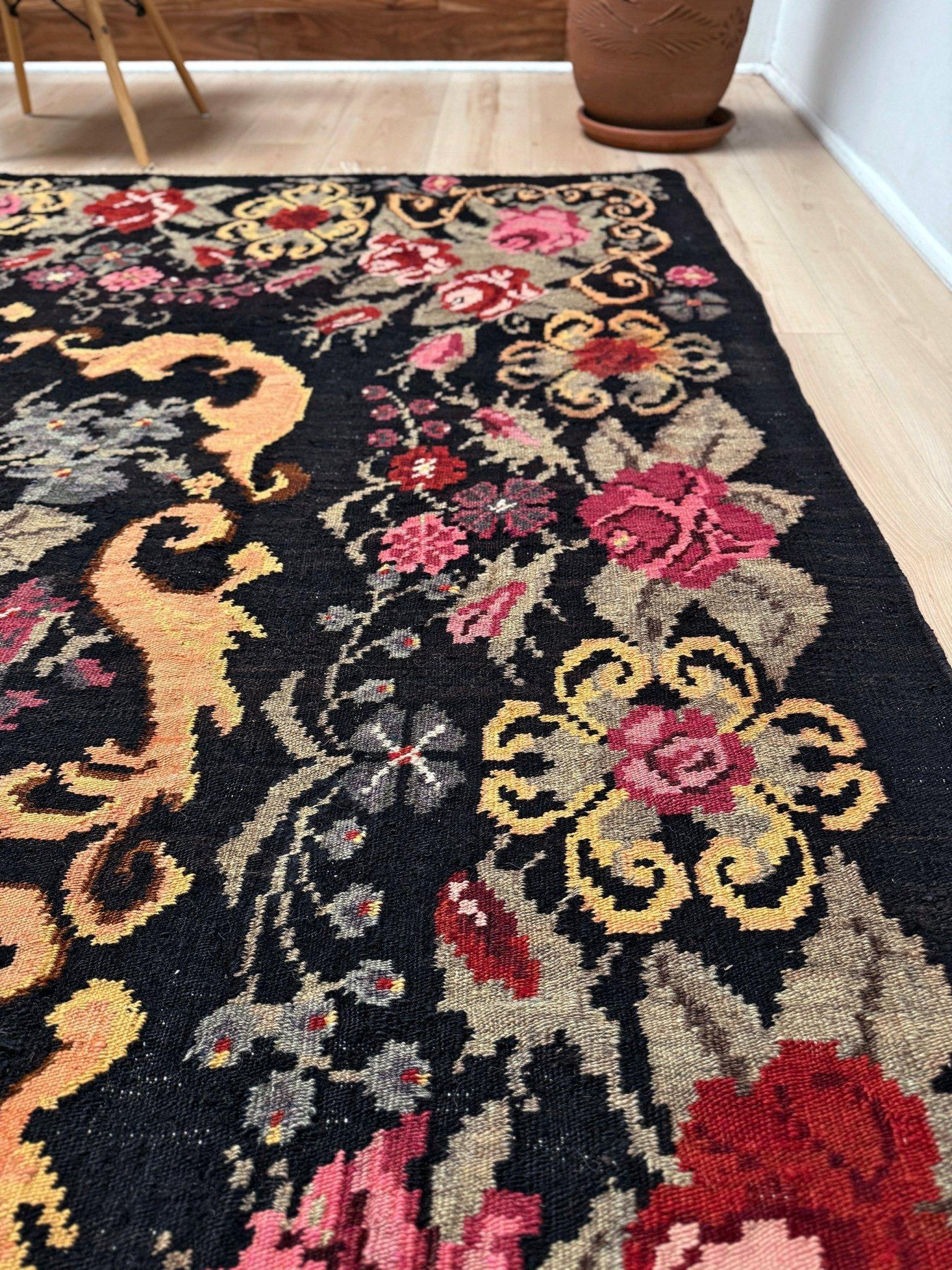 Rose Kilim • Vintage European Flatweave Wool Rug • 7′8″×11′4″ • 1950s Moldova For Sale 2