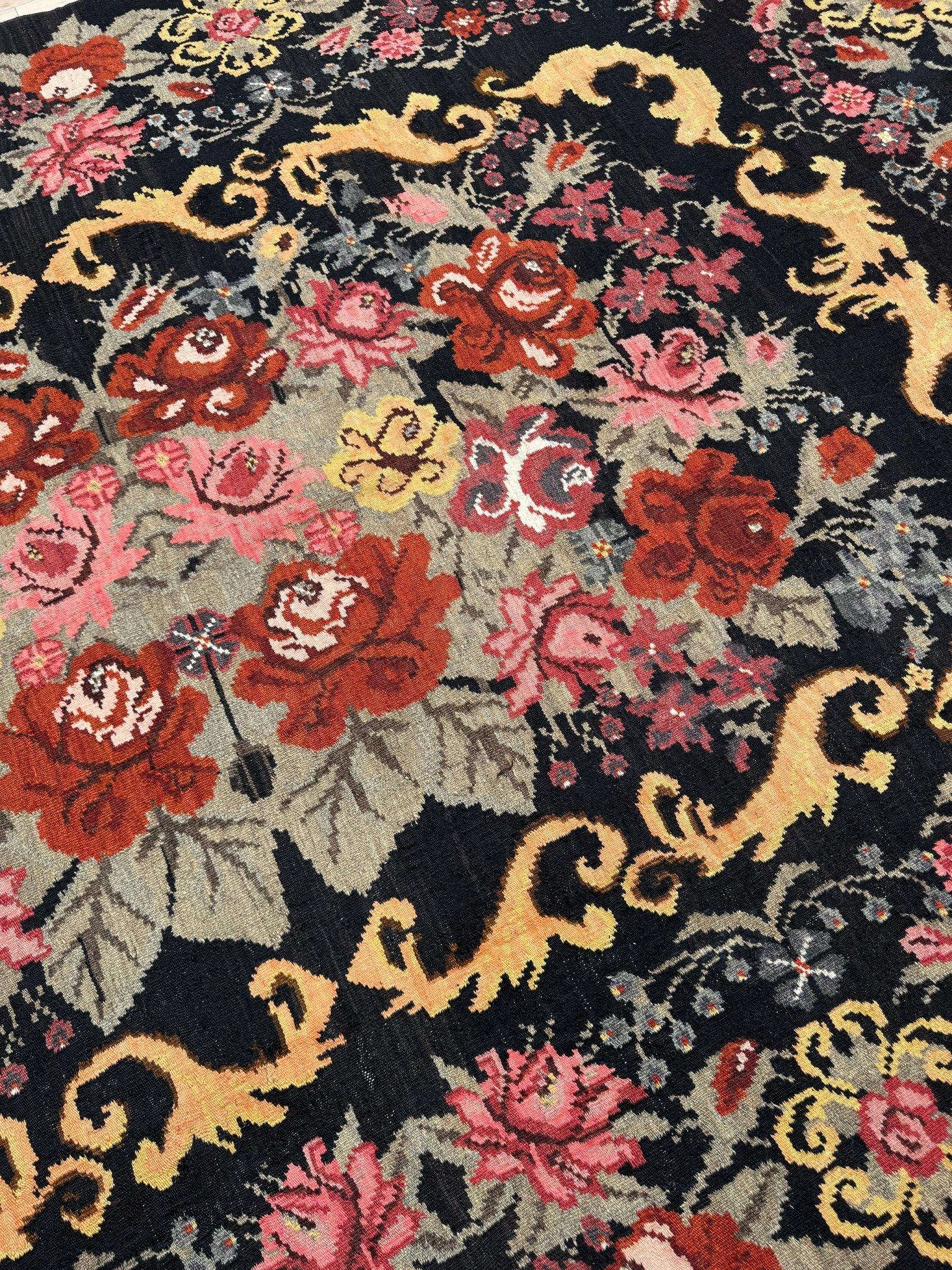 Rose Kilim • Vintage European Flatweave Wool Rug • 7′8″×11′4″ • 1950s Moldova For Sale 4