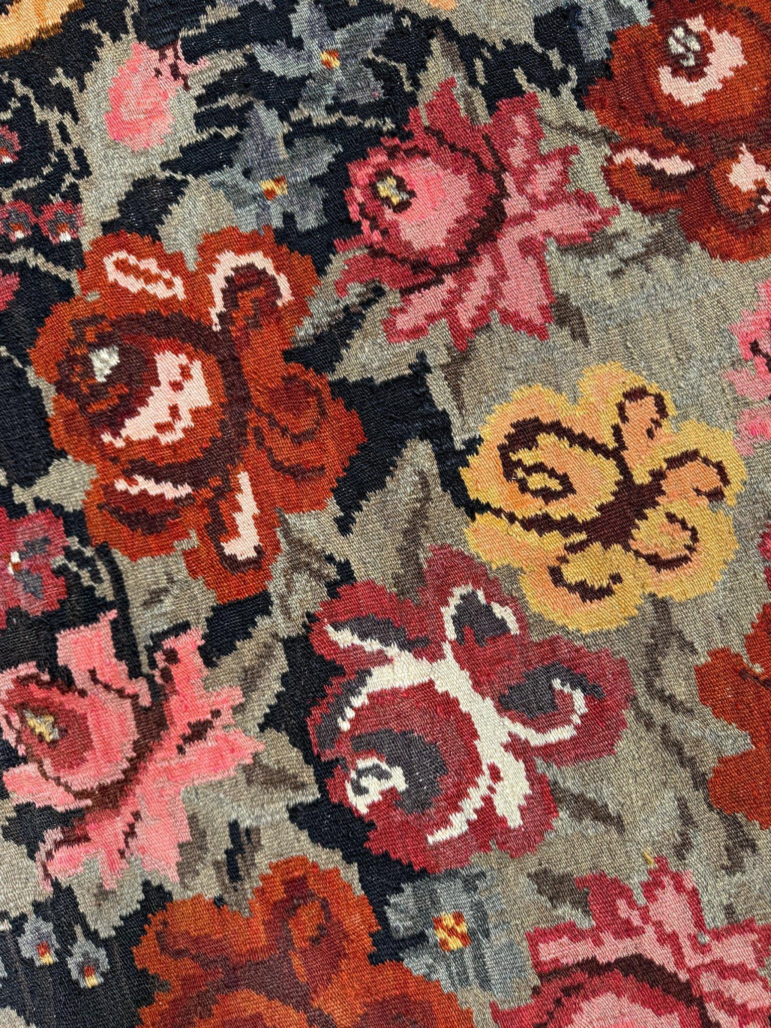 Rose Kilim • Vintage European Flatweave Wool Rug • 7′8″×11′4″ • 1950s Moldova For Sale 5