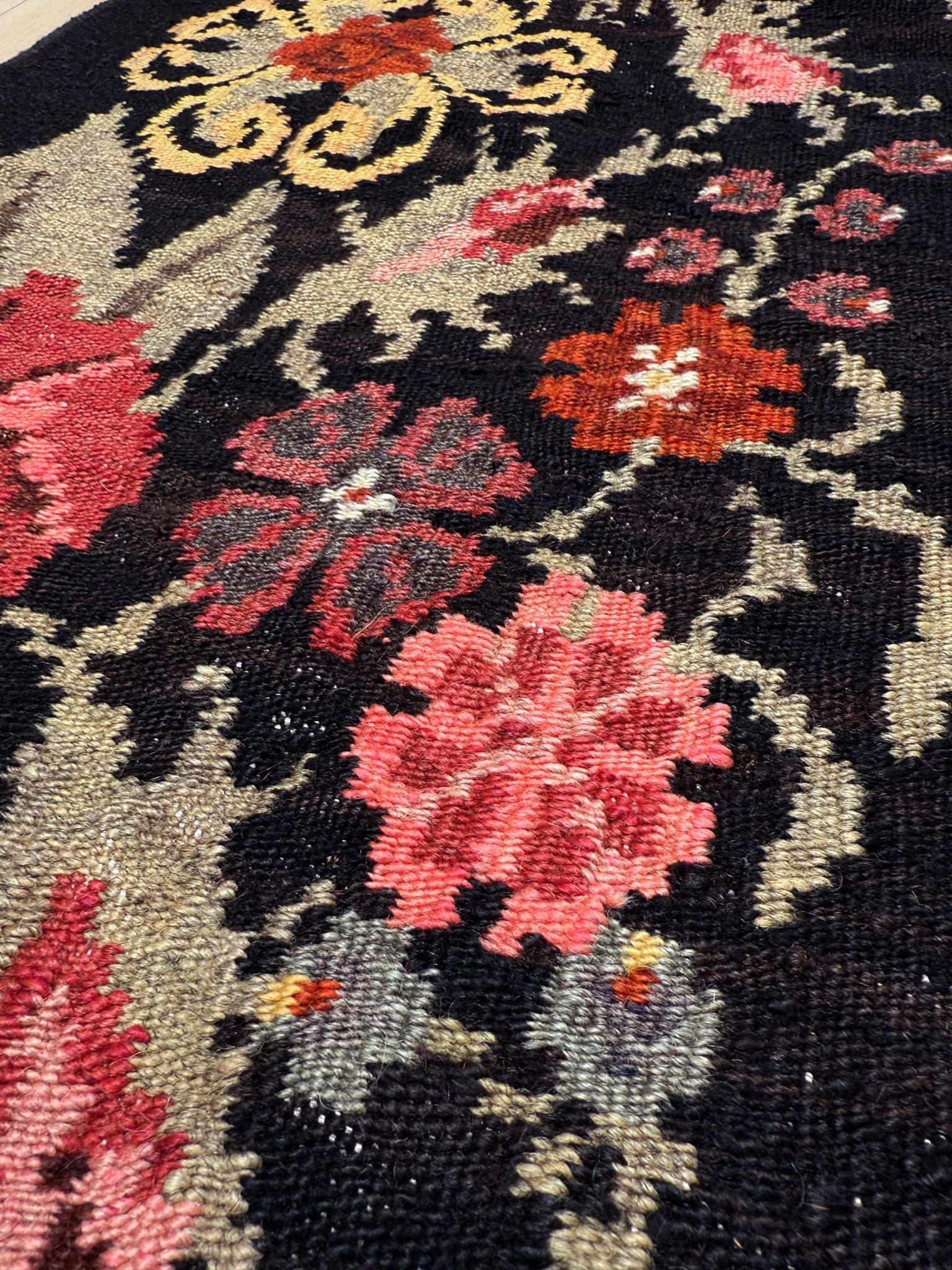 Rose Kilim • Vintage European Flatweave Wool Rug • 7′8″×11′4″ • 1950s Moldova For Sale 6