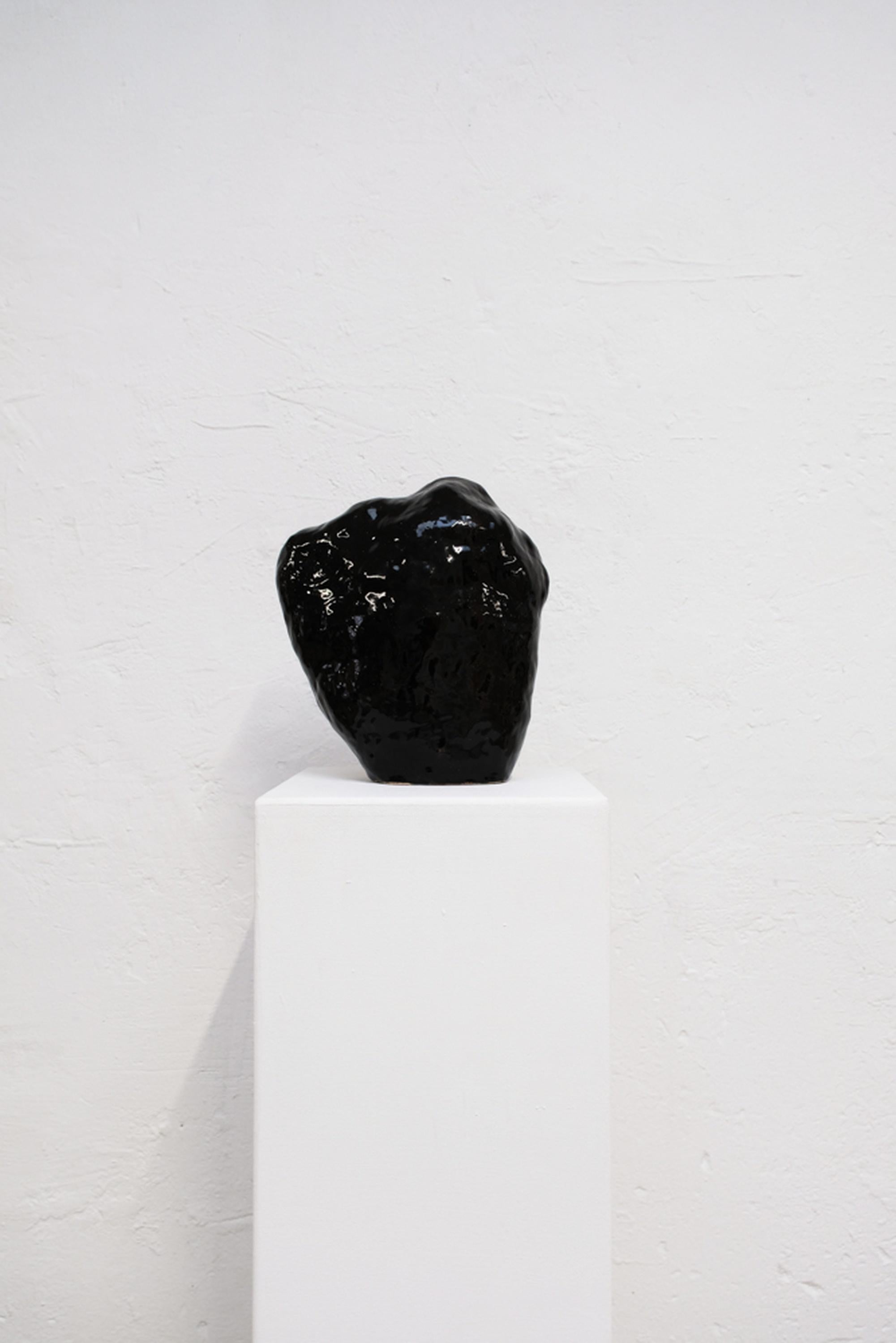 Sculpture contemporaine en céramique noire bio de Rose Madone