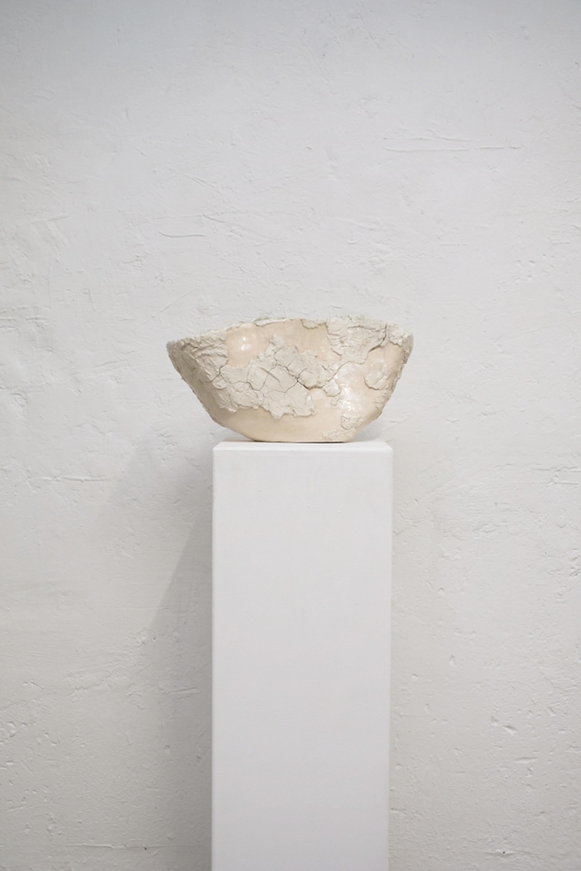 Escultura contemporánea de cerámica orgánica en forma de cuenco, de Rose Madone