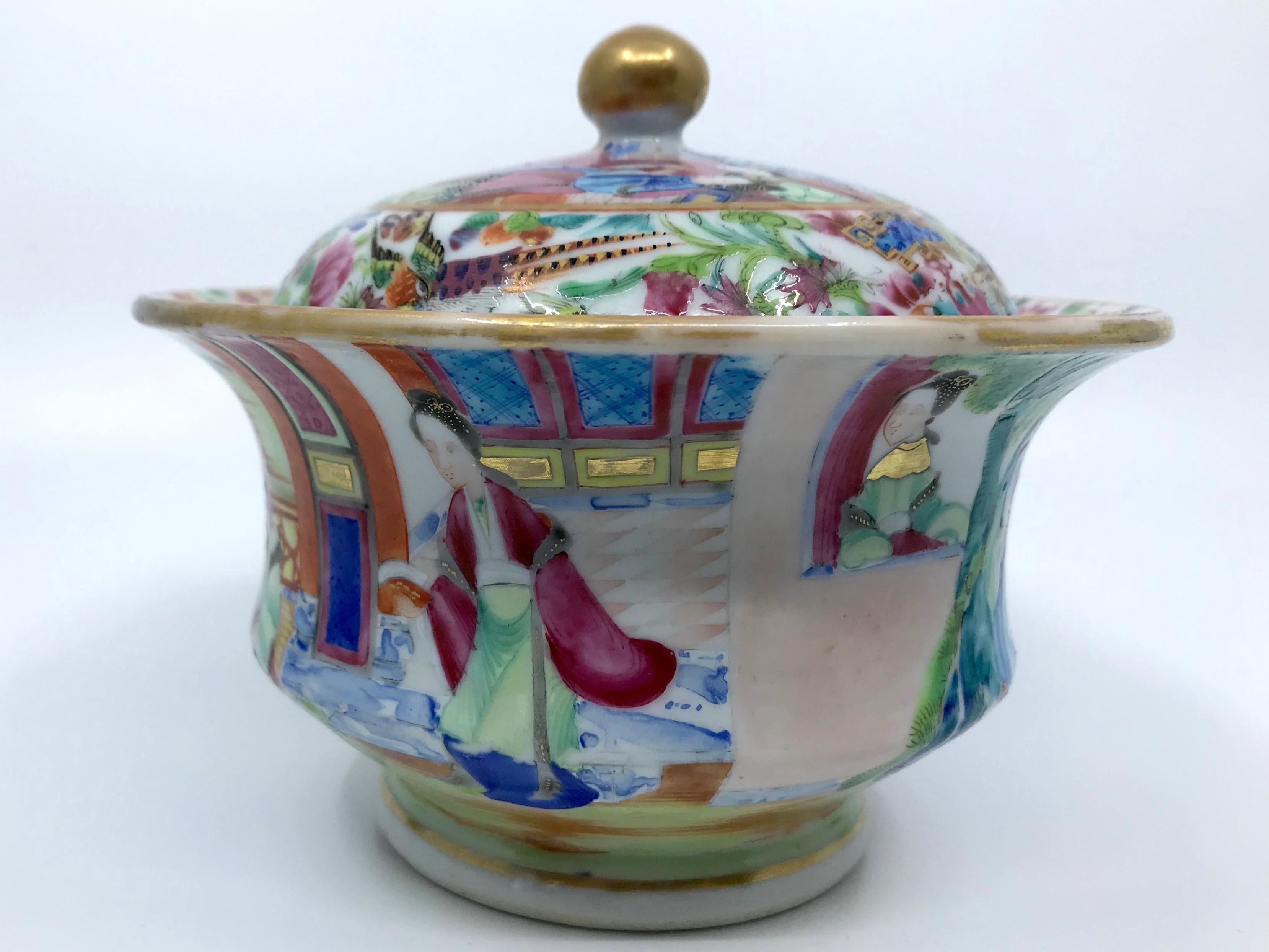 Rose Mandarin Chinese Porcelain Lidded Bowl In Good Condition In New York, NY