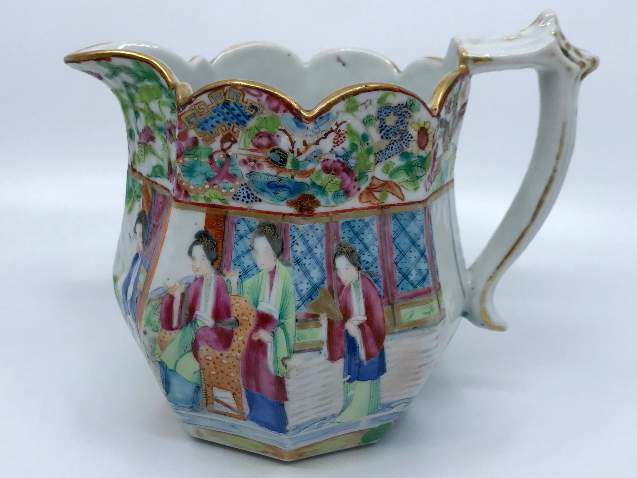 Rose Mandarin Chinese Porcelain Pitcher In Good Condition For Sale In New York, NY