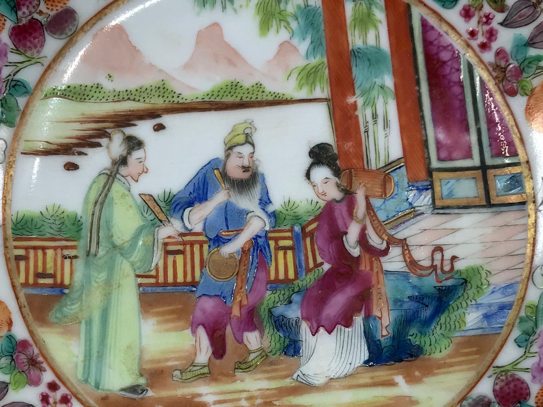 Plat à soucoupe en porcelaine chinoise Rose Mandarin. Petite assiette soucoupe d'exportation chinoise aux couleurs vives, dans les tons roses, bleus et verts. Chine, vers 1820 
Dimensions : 6