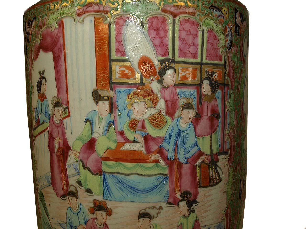 Mandarin Große Vase mit Rosenmotiv (Mittleres 19. Jahrhundert) im Angebot