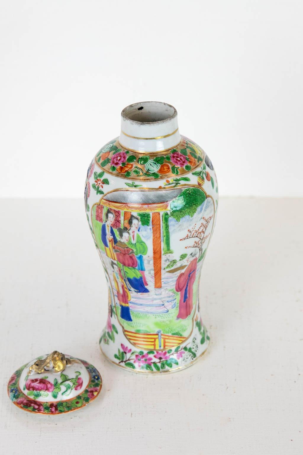 Rose Mandarin Vase In Good Condition For Sale In Wilson, NC