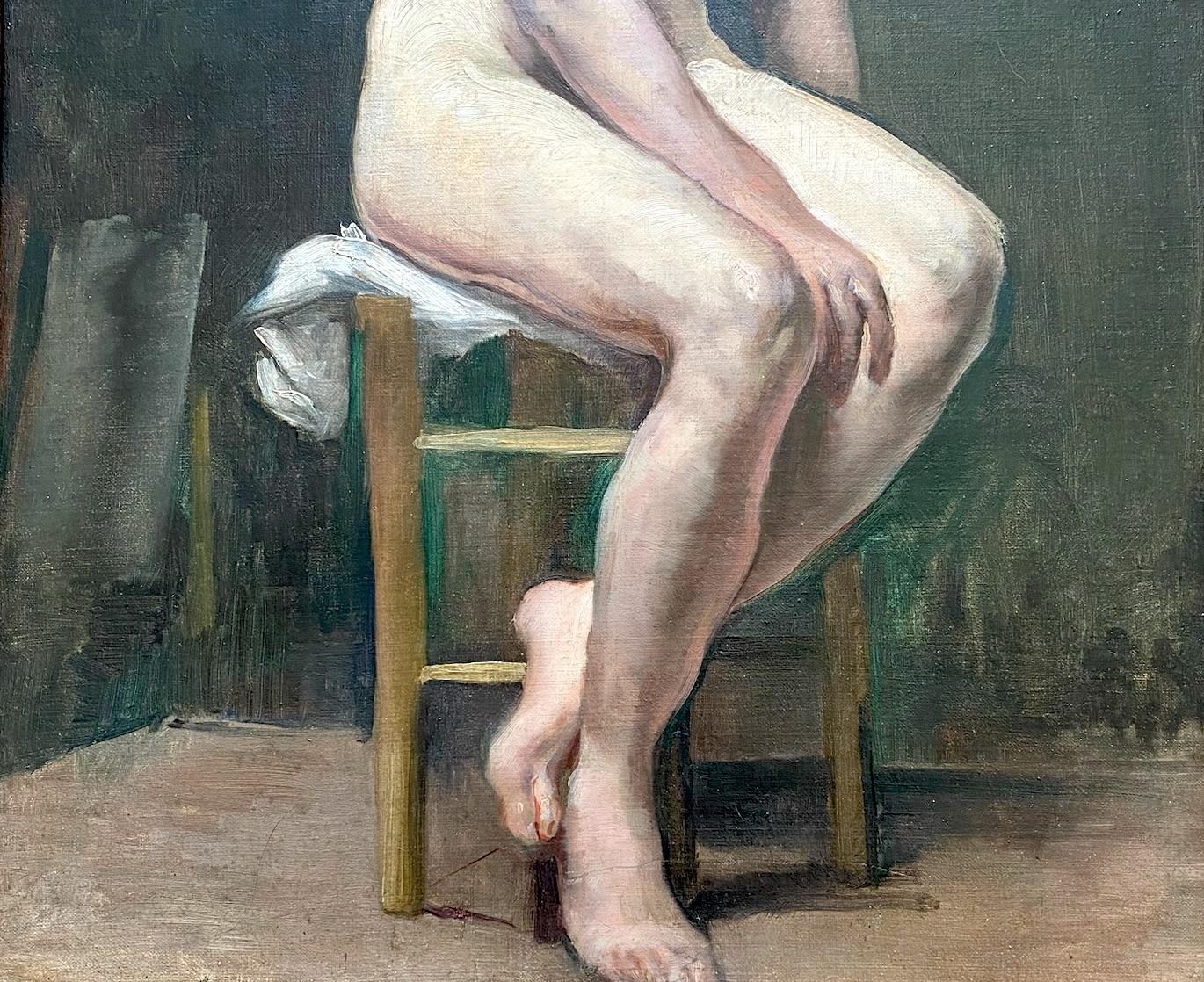 Aquí tienes un desnudo con actitud. Es madura, tiene un toque de sal en el pelo color pimienta. Ha dado varias vueltas a la manzana. Mientras está sentada en un taburete, modelando para una clase en directo con un pequeño mohín, su expresión parece