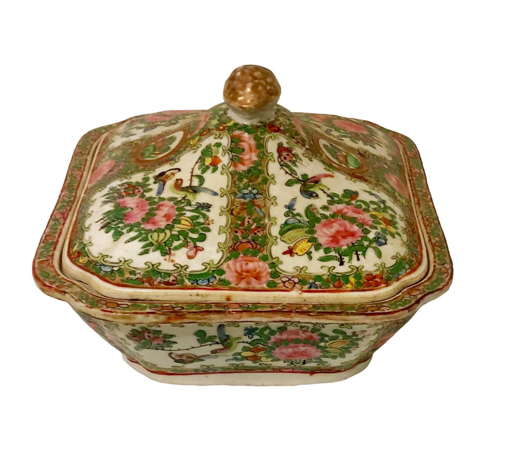 Rose Medallion Chinese Export Covered Dish In Good Condition For Sale In Tampa, FL