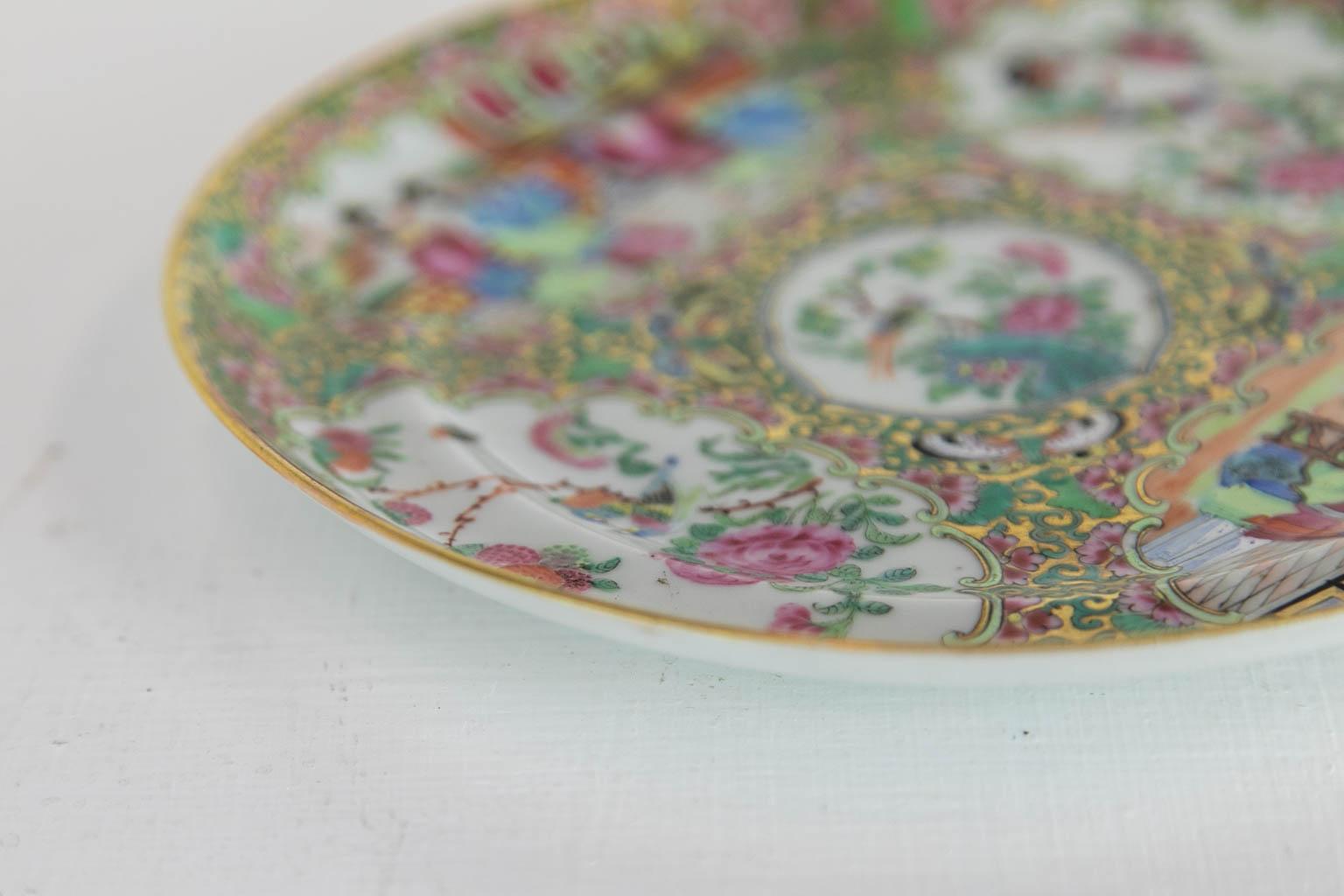 Rose Medallion Plate In Good Condition In Wilson, NC