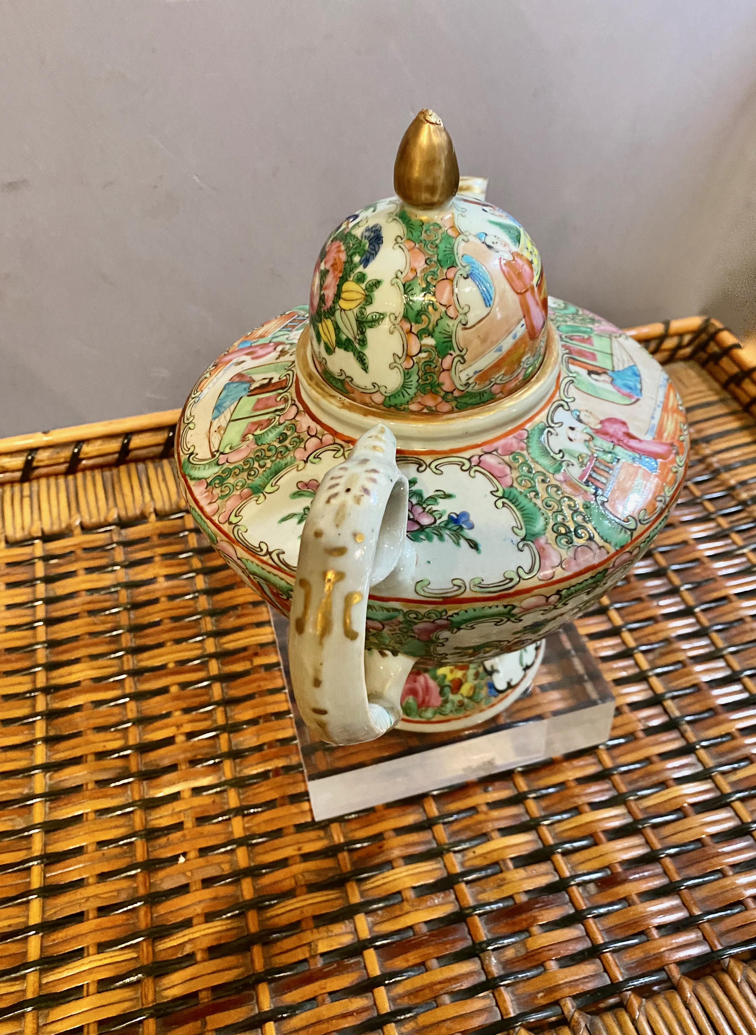 Rose Medallion Teapot, 19th Century In Good Condition In Pasadena, CA