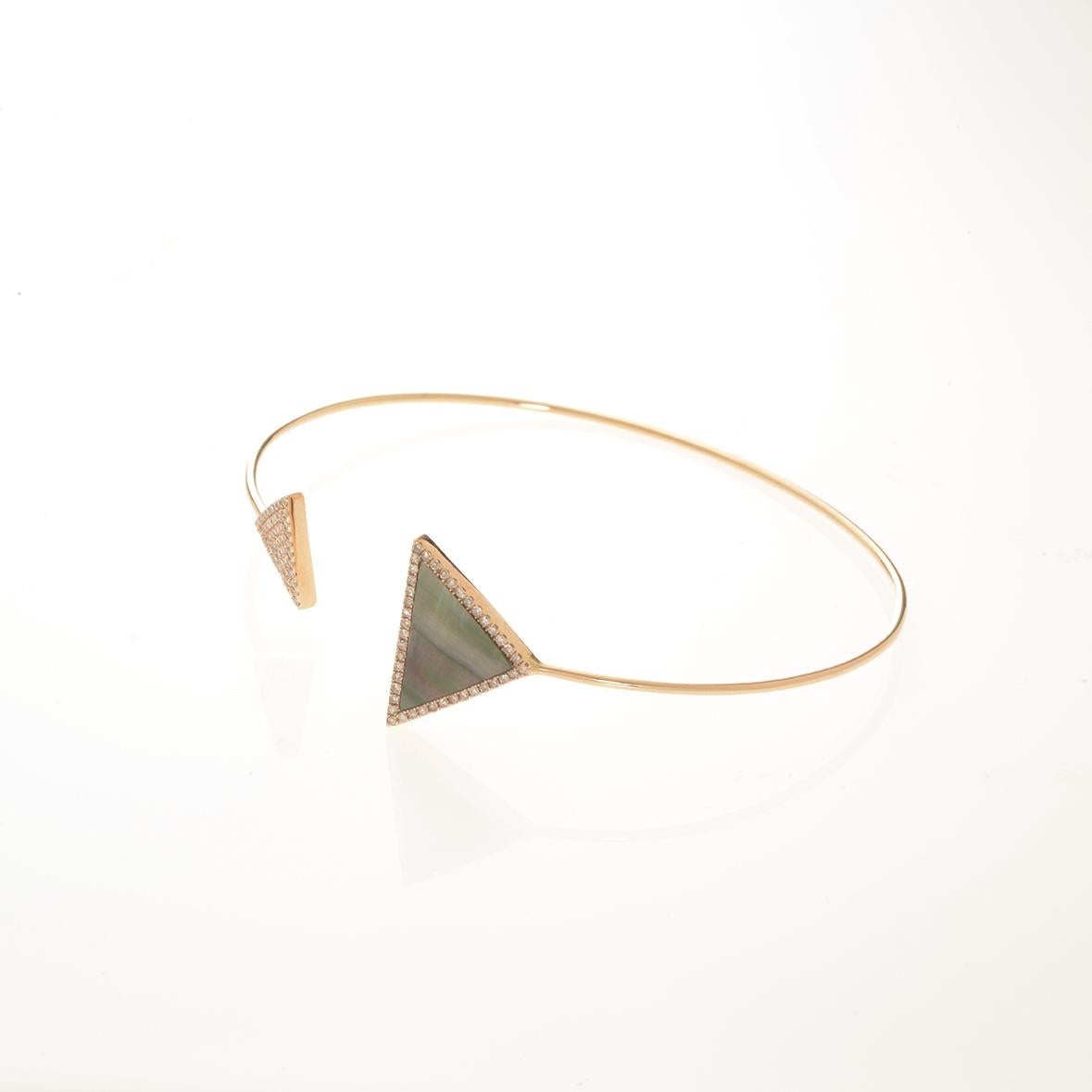Pave diamonds (0.21 ctw) and rose mother of pearl (4.06 ct) triangle bangle in 18k yellow gold

Flexible bangle

60mm diameter
