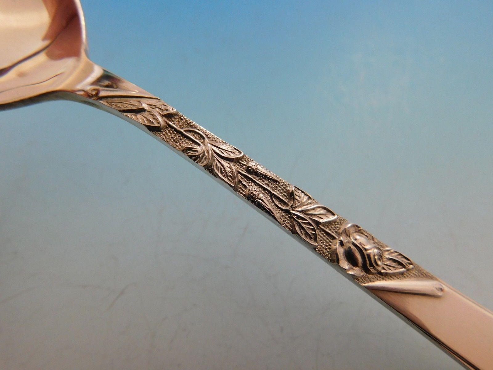 Metà XX secolo Servizio di posate in argento sterling Rose Motif by Stieff per 6 persone, set da 30 pezzi in vendita