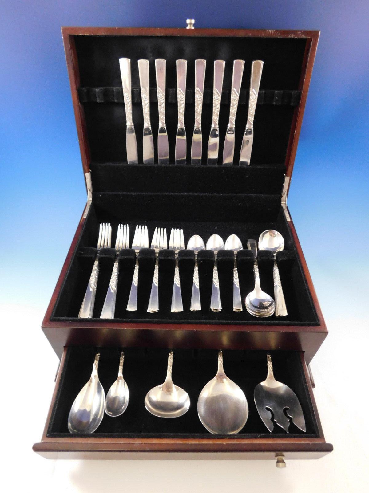 Juego de cubiertos de plata de ley motivo rosa de Stieff, 45 piezas. Este juego incluye:

Ocho cuchillos, 9
Ocho tenedores, 7 1/4
Ocho tenedores de ensalada, 6 1/2
Ocho cucharillas, 6
Ocho cucharas para sopa de crema, 6 3/8