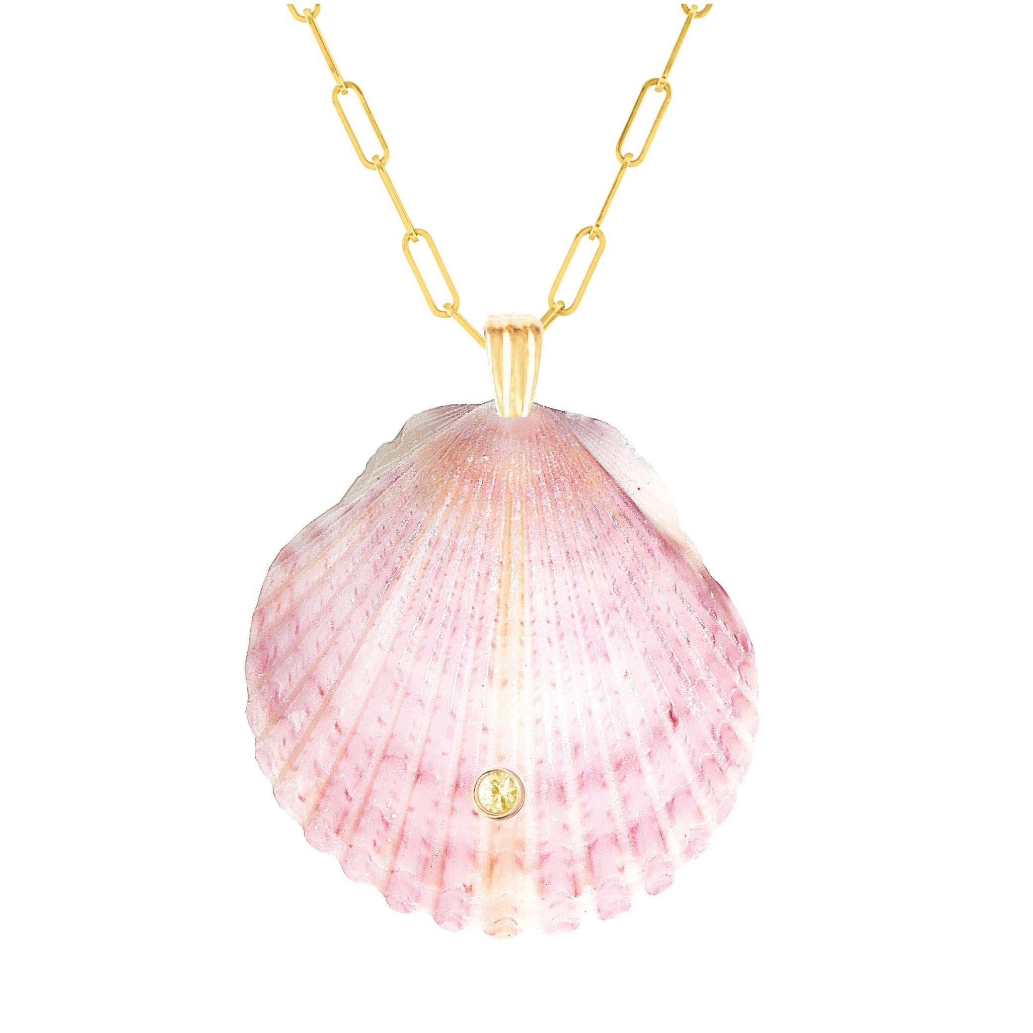 Taille ronde Pendentif en or 14k avec coquillage rose et saphir jaune naturel en vente