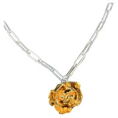 Collier à fleurs J Dauphin en or jaune et chaîne en argent