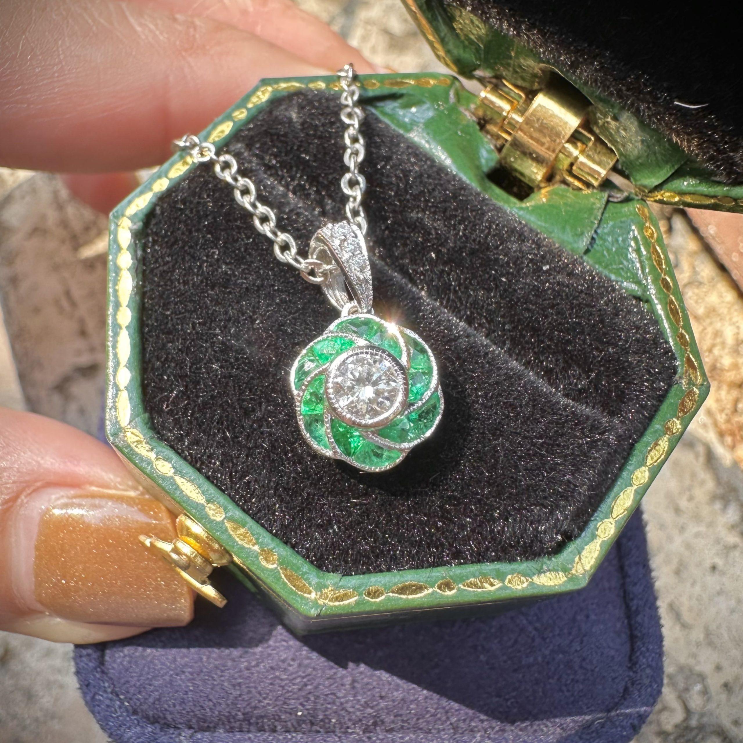 Fleur de pétale de rose Diamant  Pendentif en or blanc avec émeraude de taille française de style Art déco Pour femmes en vente