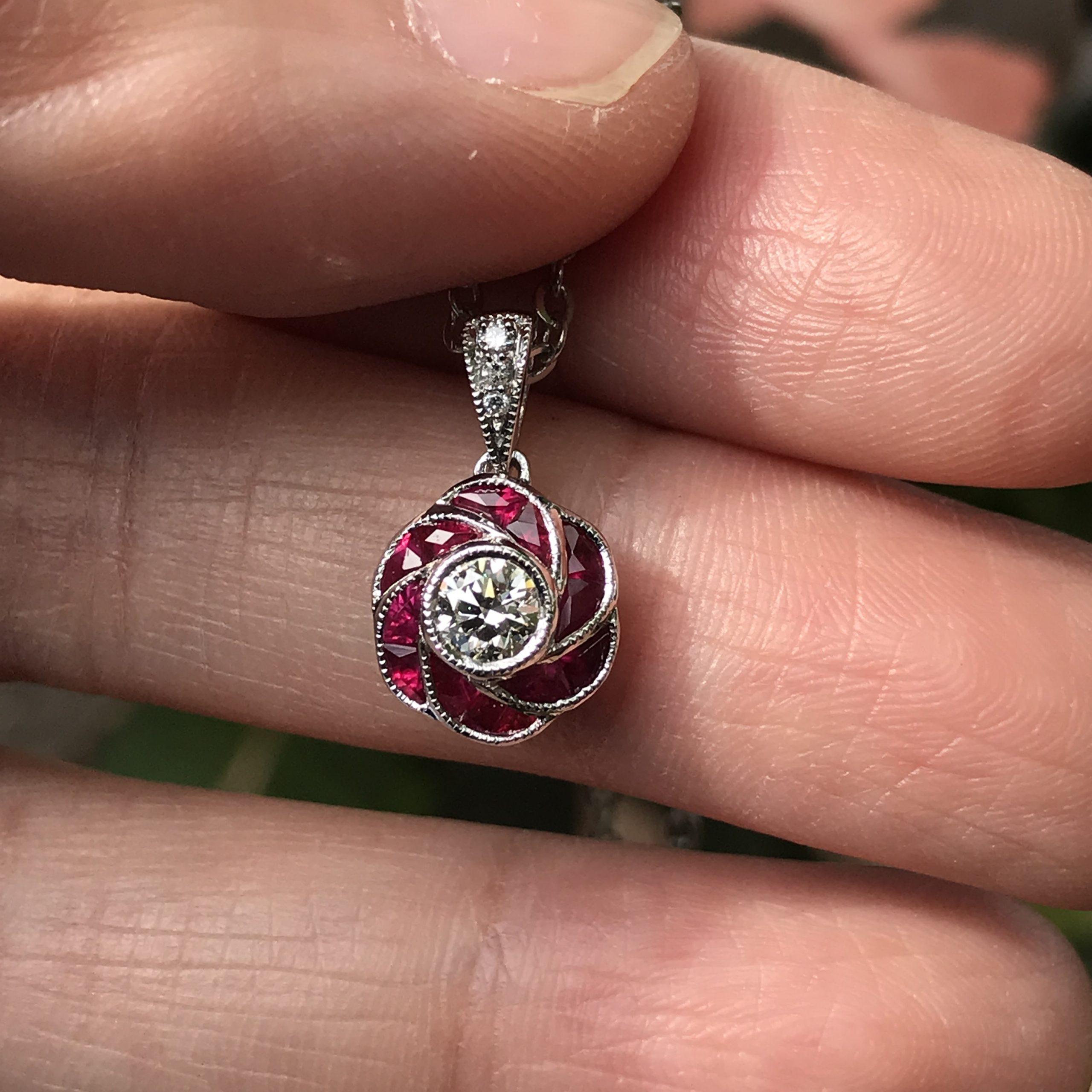 Pendentif en or blanc avec fleur de pétale de rose et rubis taille française de style Art déco Neuf - En vente à Oakton, VA