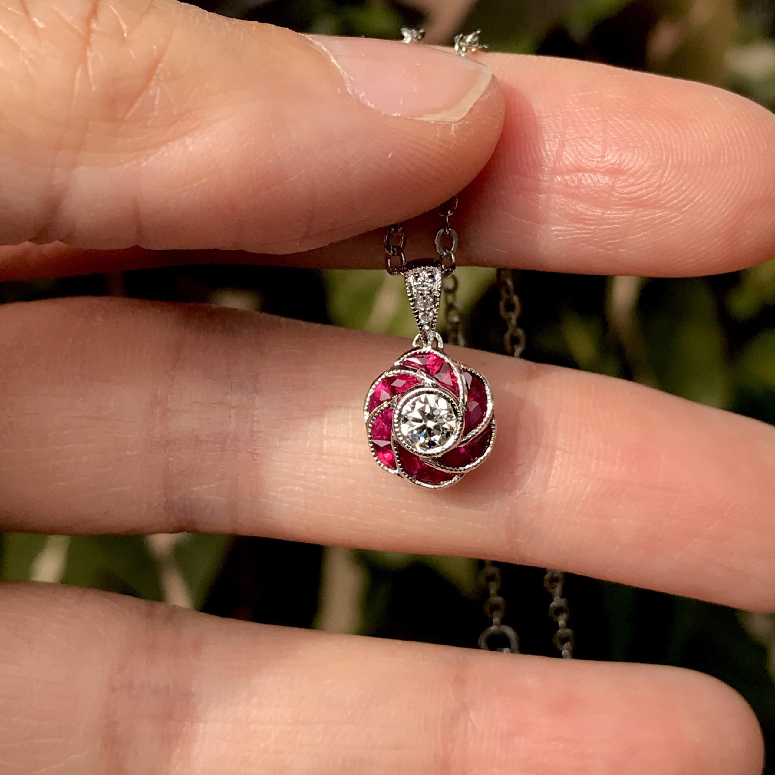 Pendentif en or blanc avec fleur de pétale de rose et rubis taille française de style Art déco Pour femmes en vente