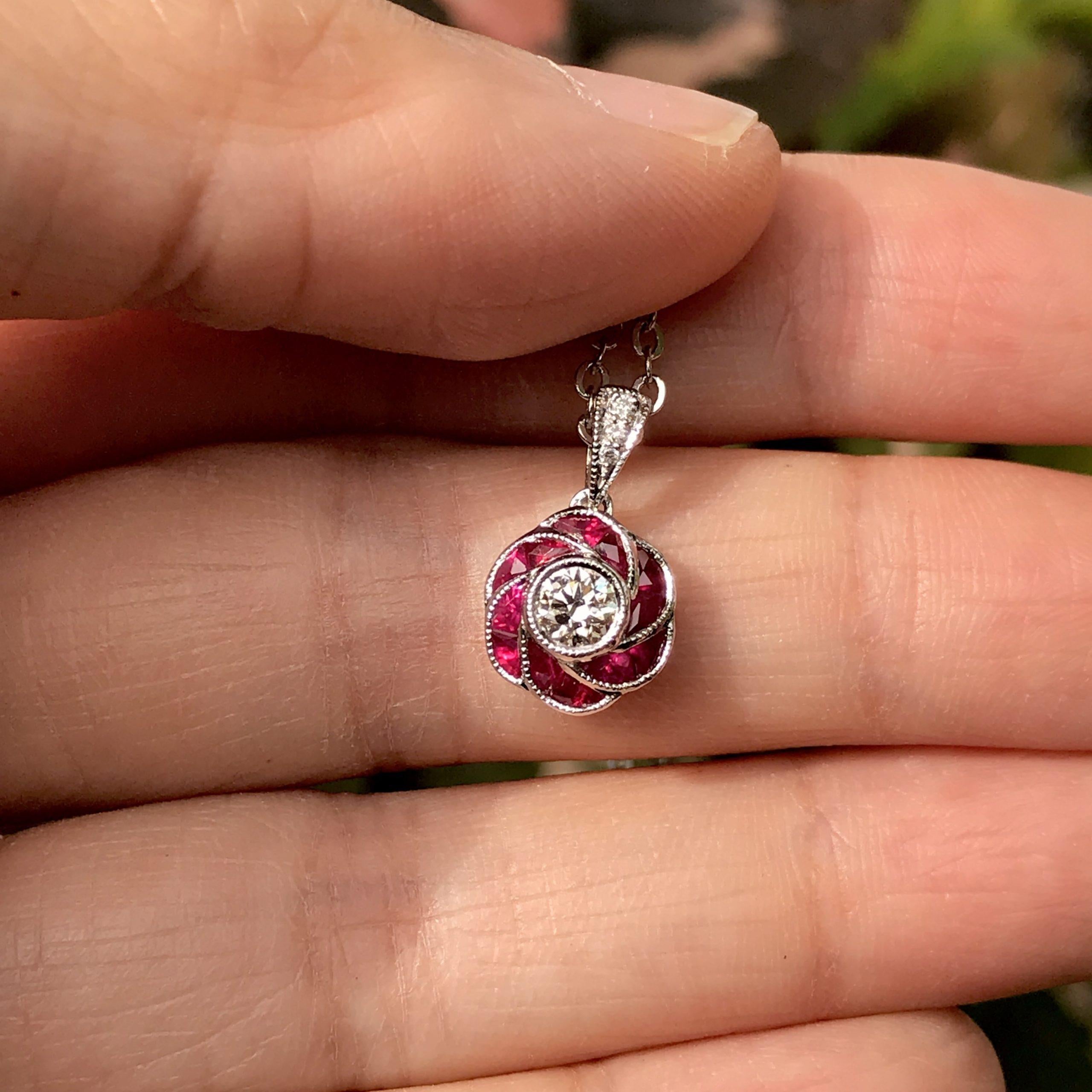 Pendentif en or blanc avec fleur de pétale de rose et rubis taille française de style Art déco en vente 1