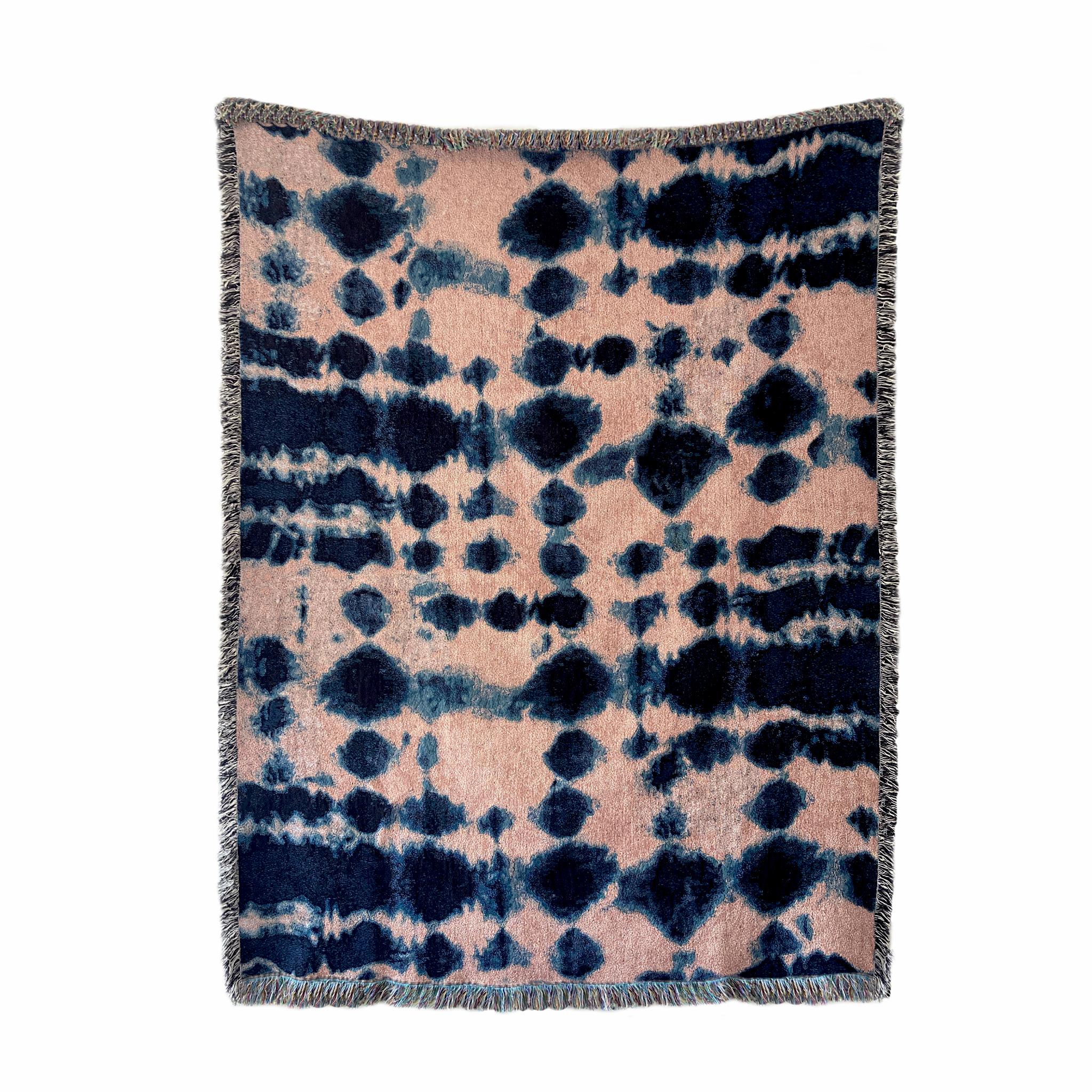 Plaid tissé en jacquard rose et bleu indigo avec bords frangés. Tissé avec du coton recyclé sur un métier à tisser jacquard, fabriqué aux États-Unis. Chaque jeté mesure 54 x 72 pouces.

Ce jeté tissé en jacquard s'inspire de nos coussins en velours