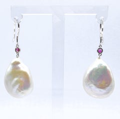 Pendants d'oreilles en perles de Keshi et rubis roses avec crochet en or blanc 18K