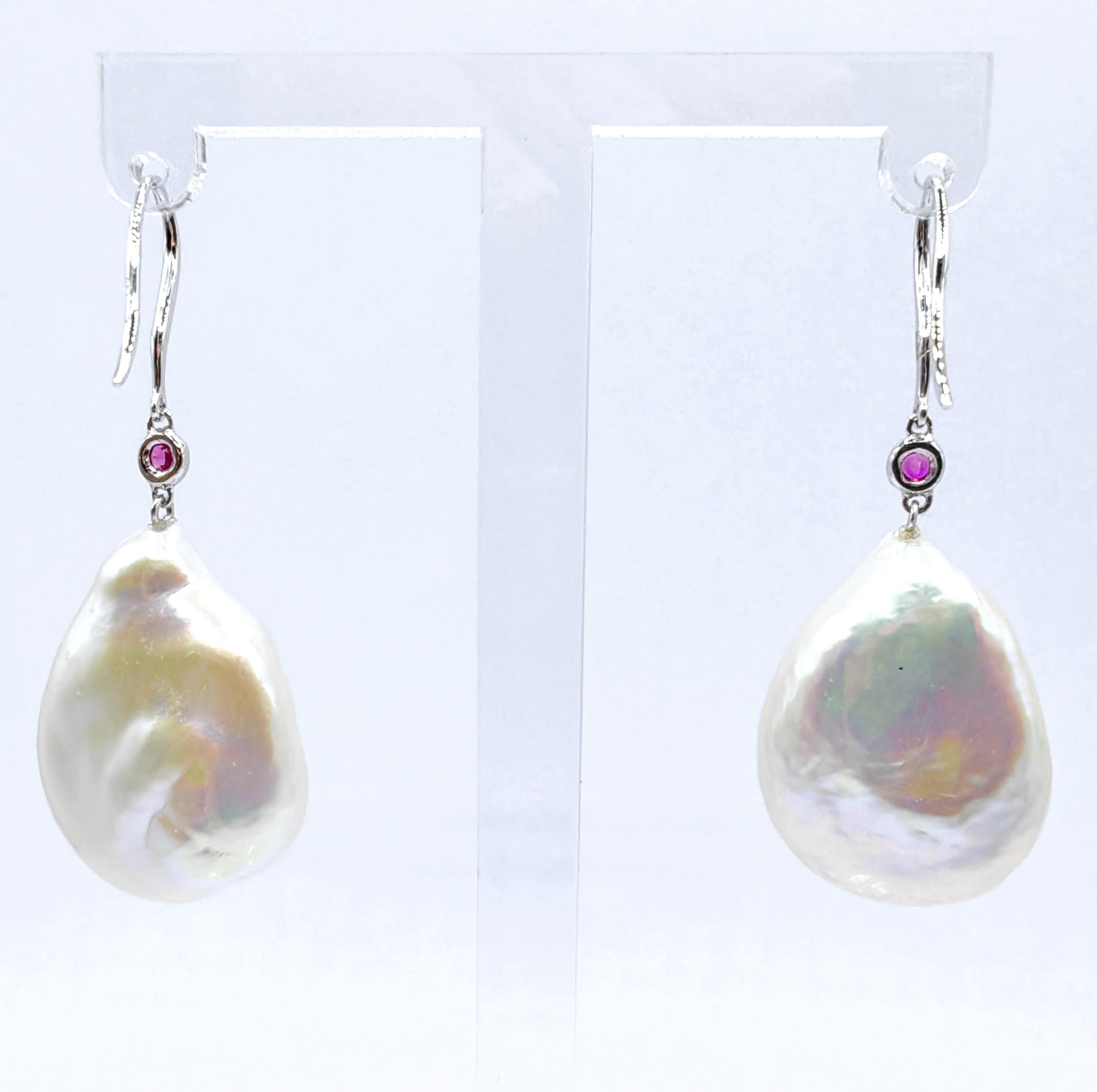 Contemporain Pendants d'oreilles en perles de Keshi et rubis roses avec crochet en or blanc 18K en vente