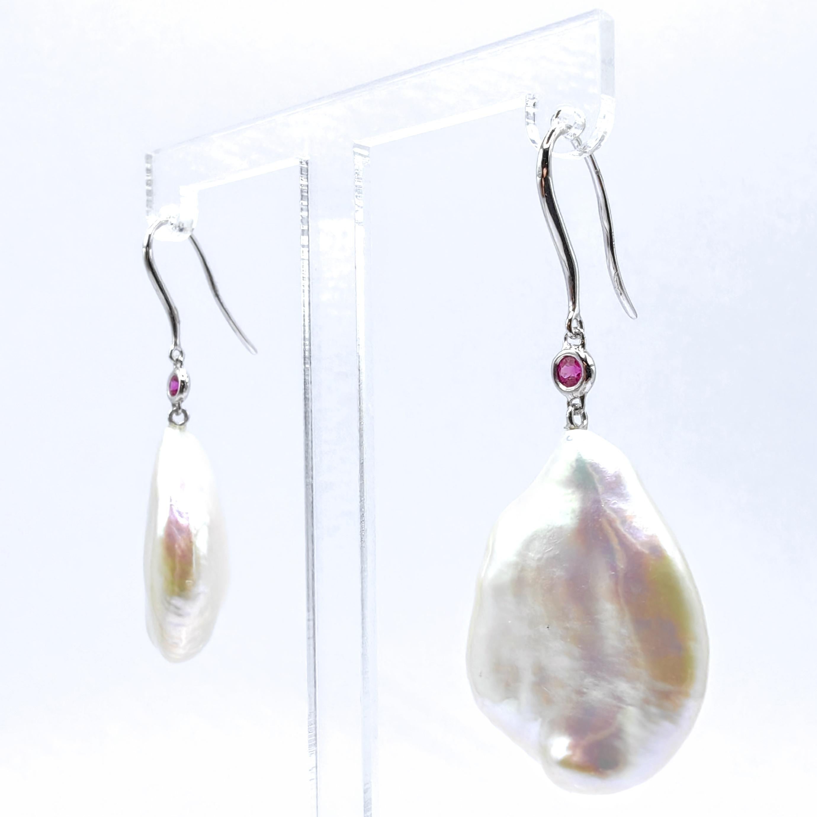 Taille ronde Pendants d'oreilles en perles de Keshi et rubis roses avec crochet en or blanc 18K en vente