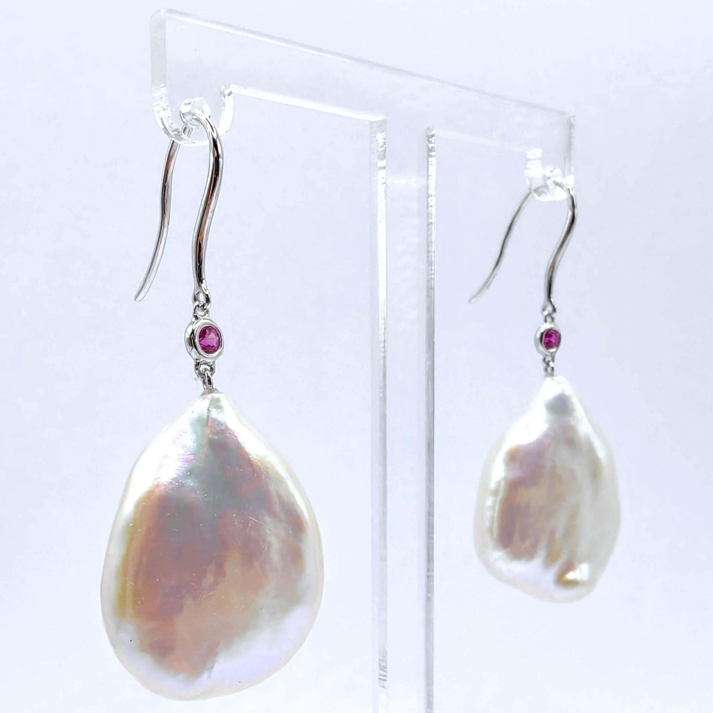 Pendants d'oreilles en perles de Keshi et rubis roses avec crochet en or blanc 18K Neuf - En vente à Wan Chai District, HK