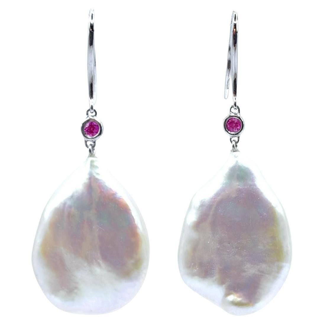 Pendants d
oreilles en perles de Keshi et rubis roses avec crochet en or blanc 18K en vente